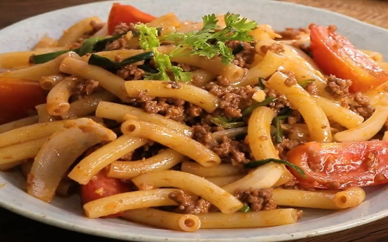 Cách làm nui xào bò sốt đậm đà: Bí quyết thịt mềm, nui dai không bết dính