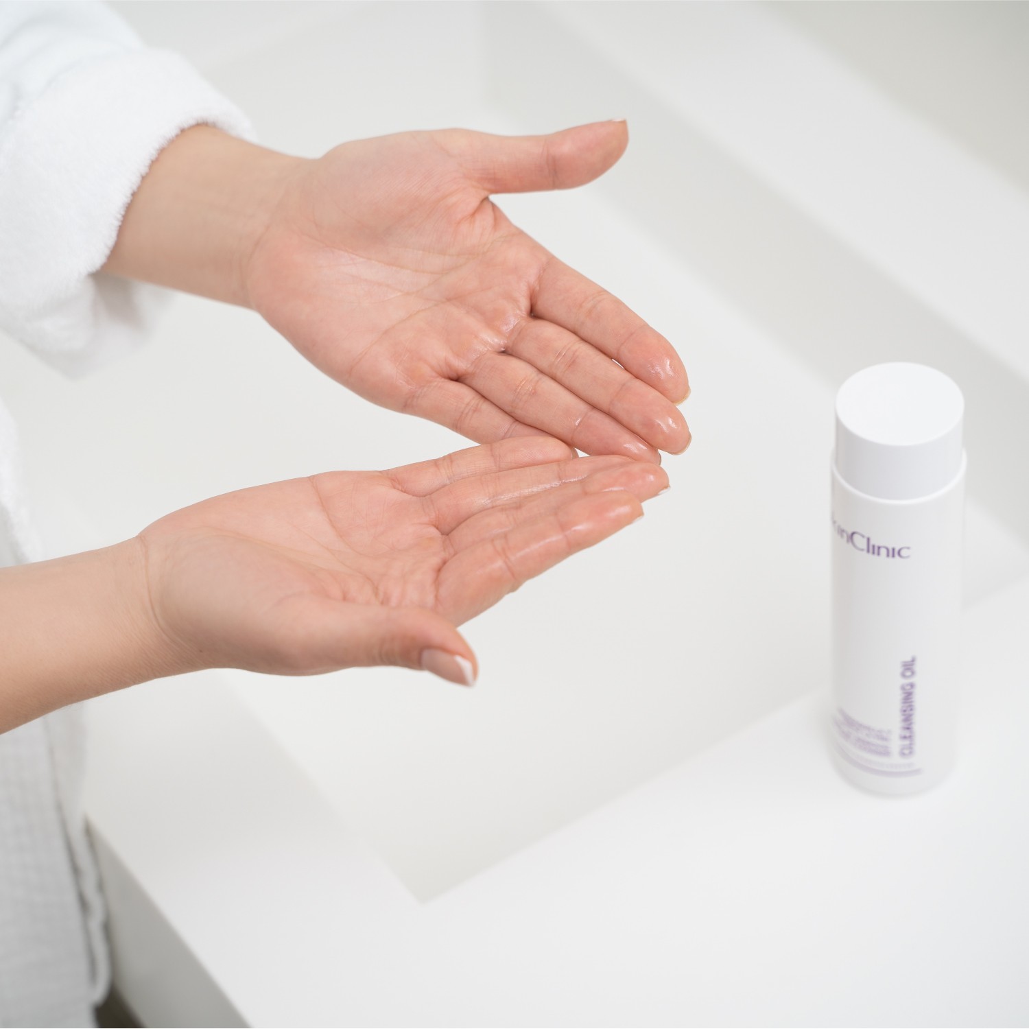 SKINCLINIC CLEANSING OIL: Dầu Tẩy Trang Dịu Nhẹ, Sạch Sâu & Không Gây Bít Tắc