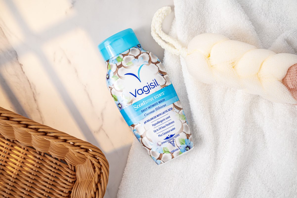 VAGISIL SCENTSITIVE SCENTS DAILY INTIMATE WASH: Dung Dịch Vệ Sinh Phụ Nữ Hương Dừa & Dâm Bụt - Làm Sạch & Cân Bằng pH