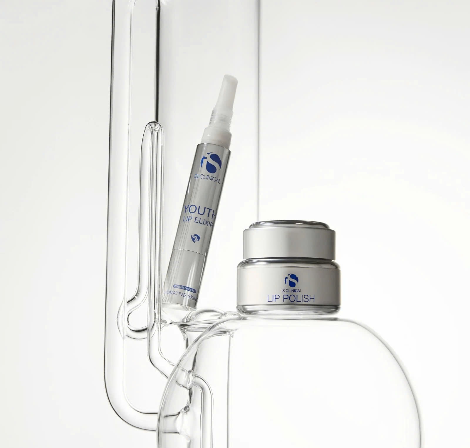 IS CLINICAL LIP DUO: Quy Trình 2 Bước Đơn Giản Cho Đôi Môi Căng Mọng & Rạng Rỡ