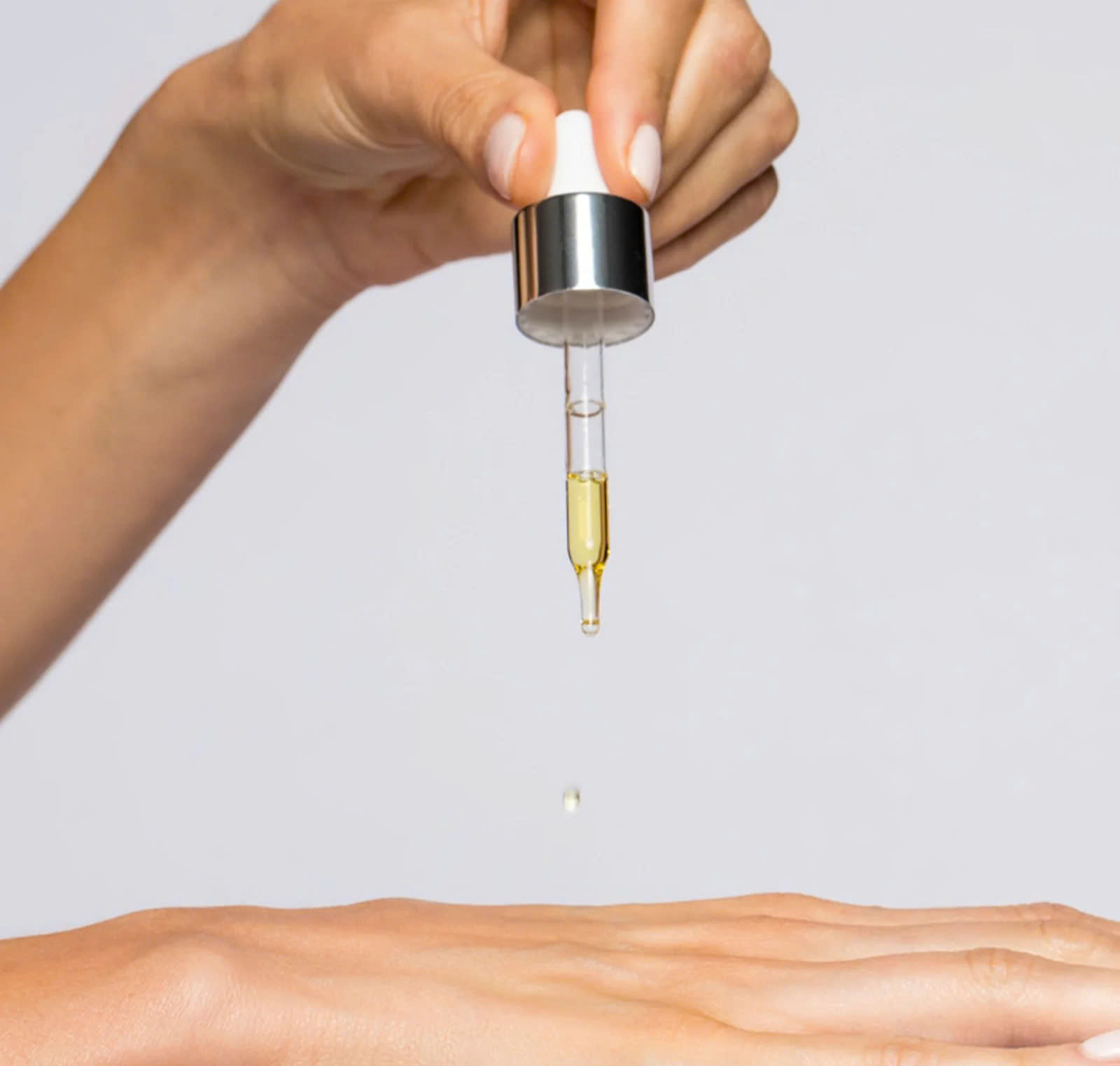 ​​​​​iS Clinical Super Serum Advance+: Tinh Chất "Vàng" Đặc Trị Mụn, Làm Sáng & Mờ Sẹo Hiệu Quả