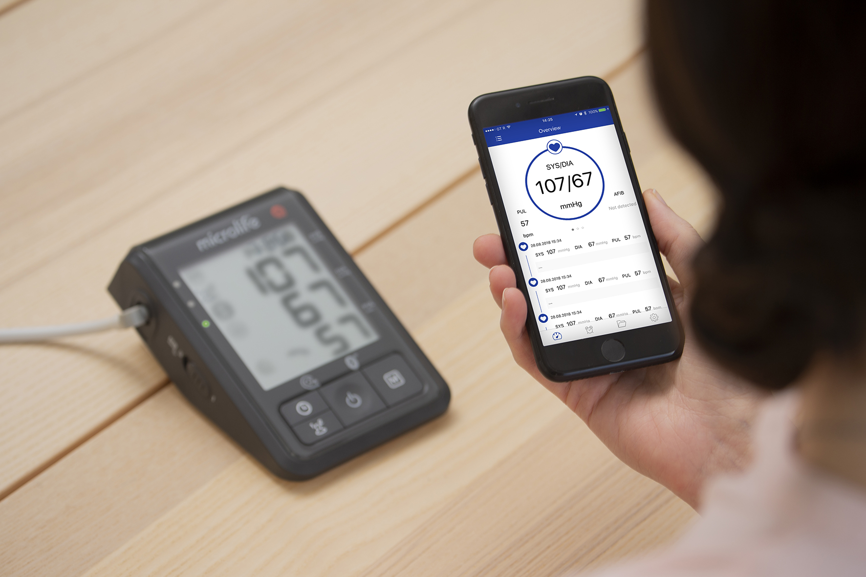 Máy Đo Huyết Áp Bắp Tay Microlife B6 Advanced Connect