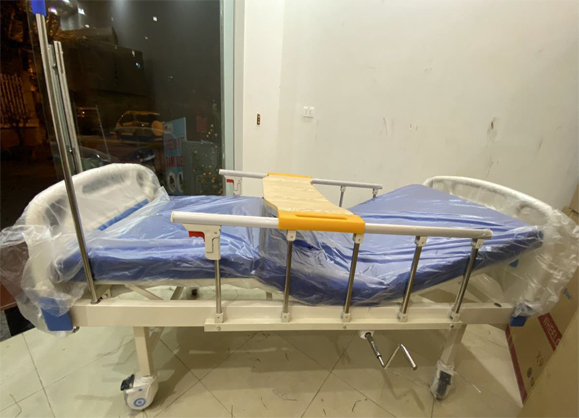 Giường Y Tế 1 Tay Quay Có Bô Vệ Sinh NARITA B01-I