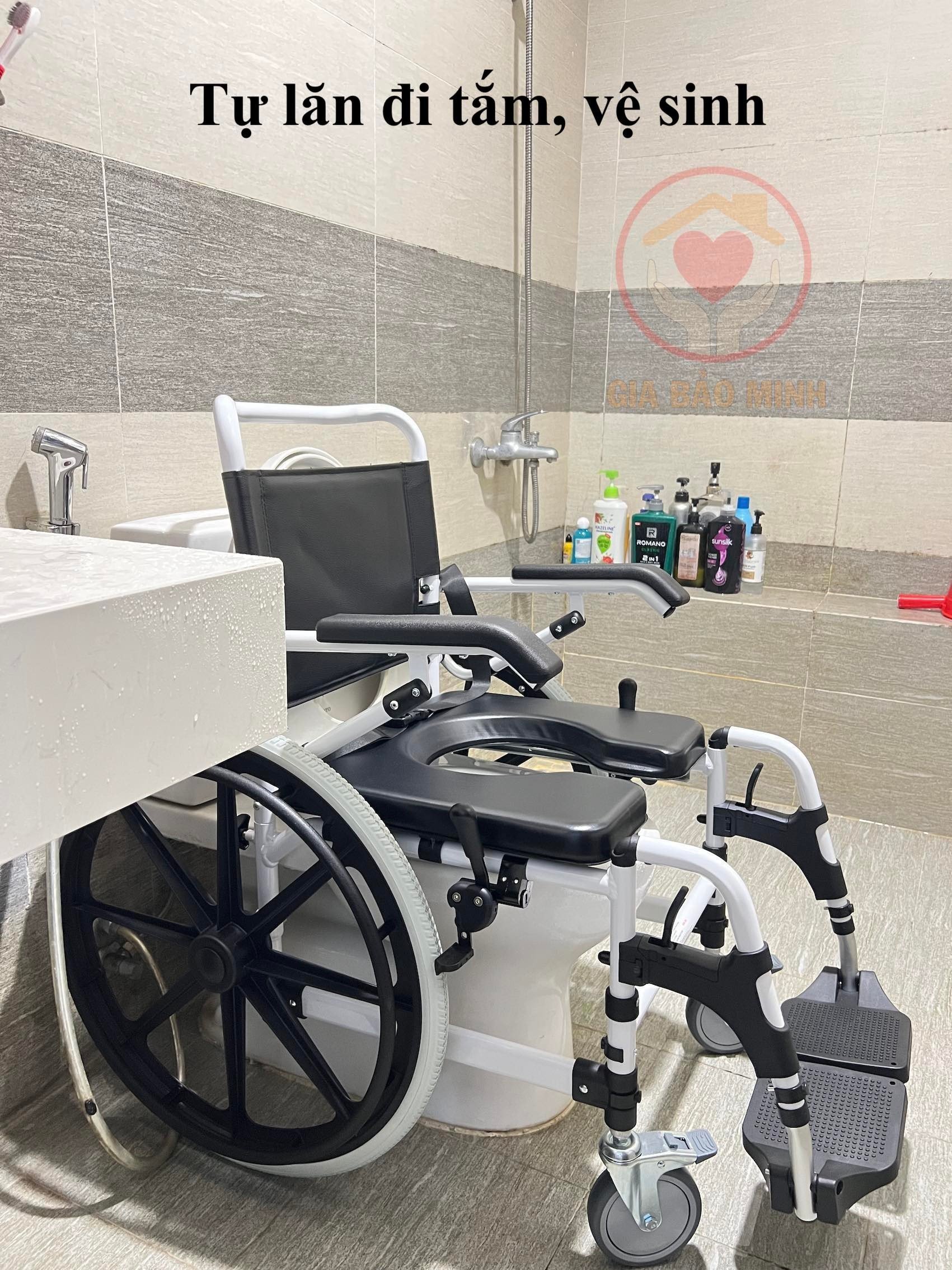 Xe Lăn Tắm Hợp Kim Nhôm Có Bô Vệ Sinh GBM-020
