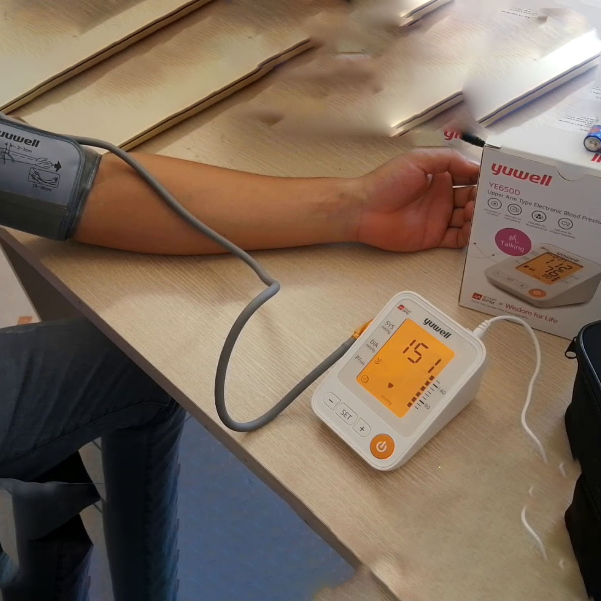 Máy Đo Huyết Áp Bắp Tay Yuwell YE-650D (YE650D)
