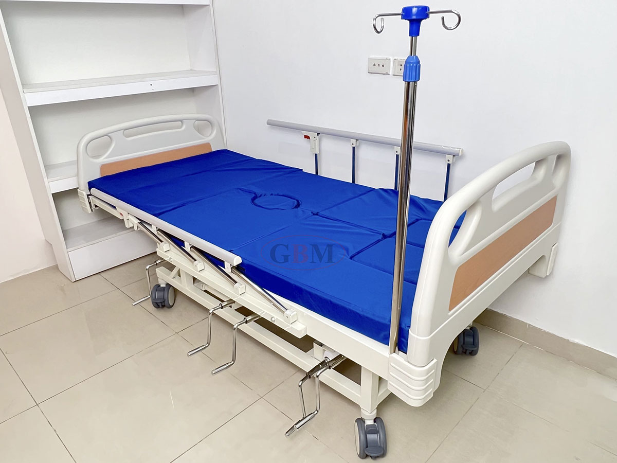 Giường Y Tế 5 Tay Quay, Có Bô Vệ Sinh GBM-092