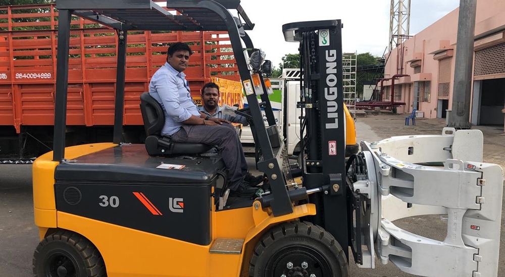 Xe nâng LiuGong gắn bộ công tác