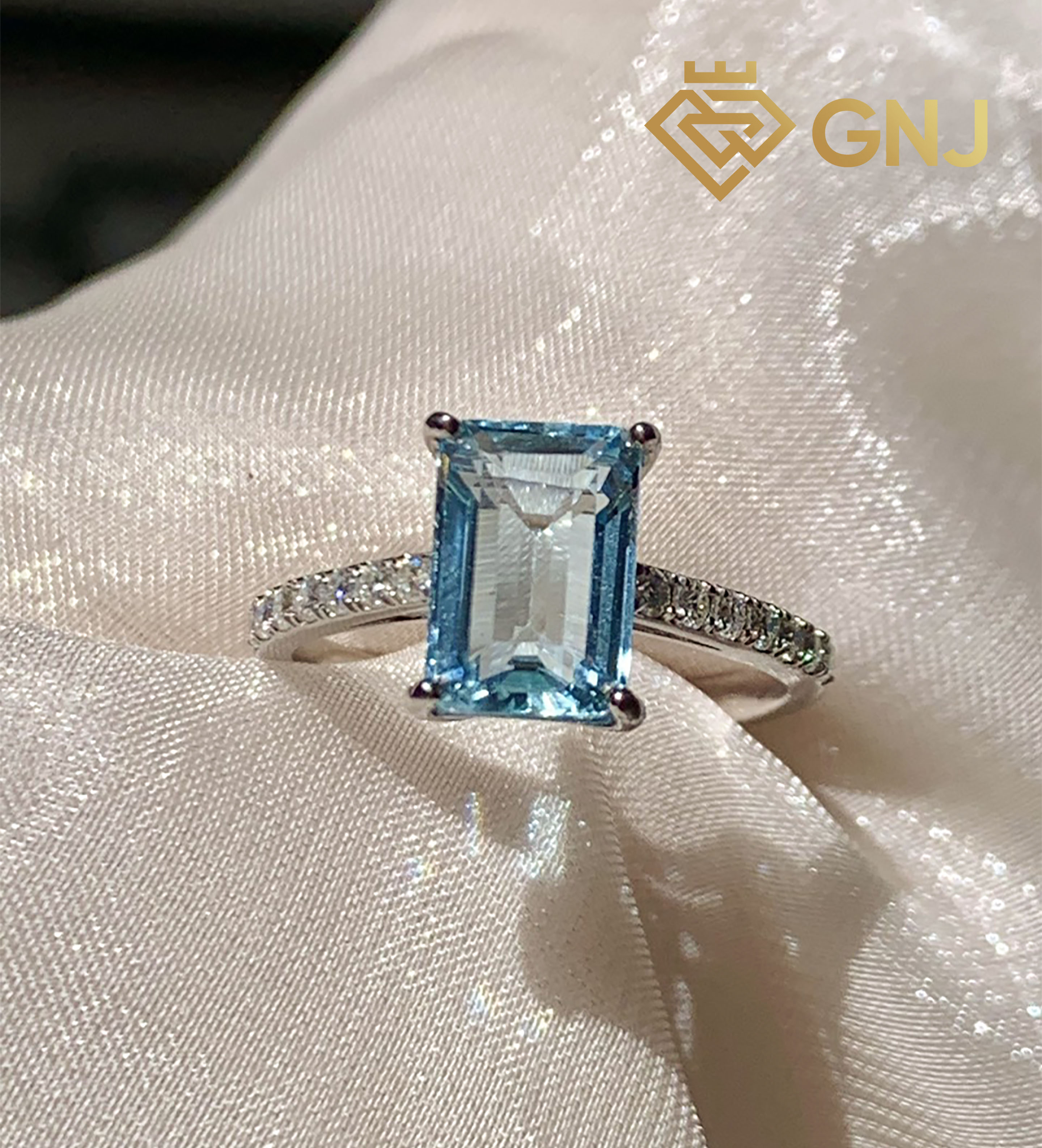 Nhẫn đá Aquamarine tự nhiên giác cắt emerald gắn trên ổ vàng trắng đính đá tấm