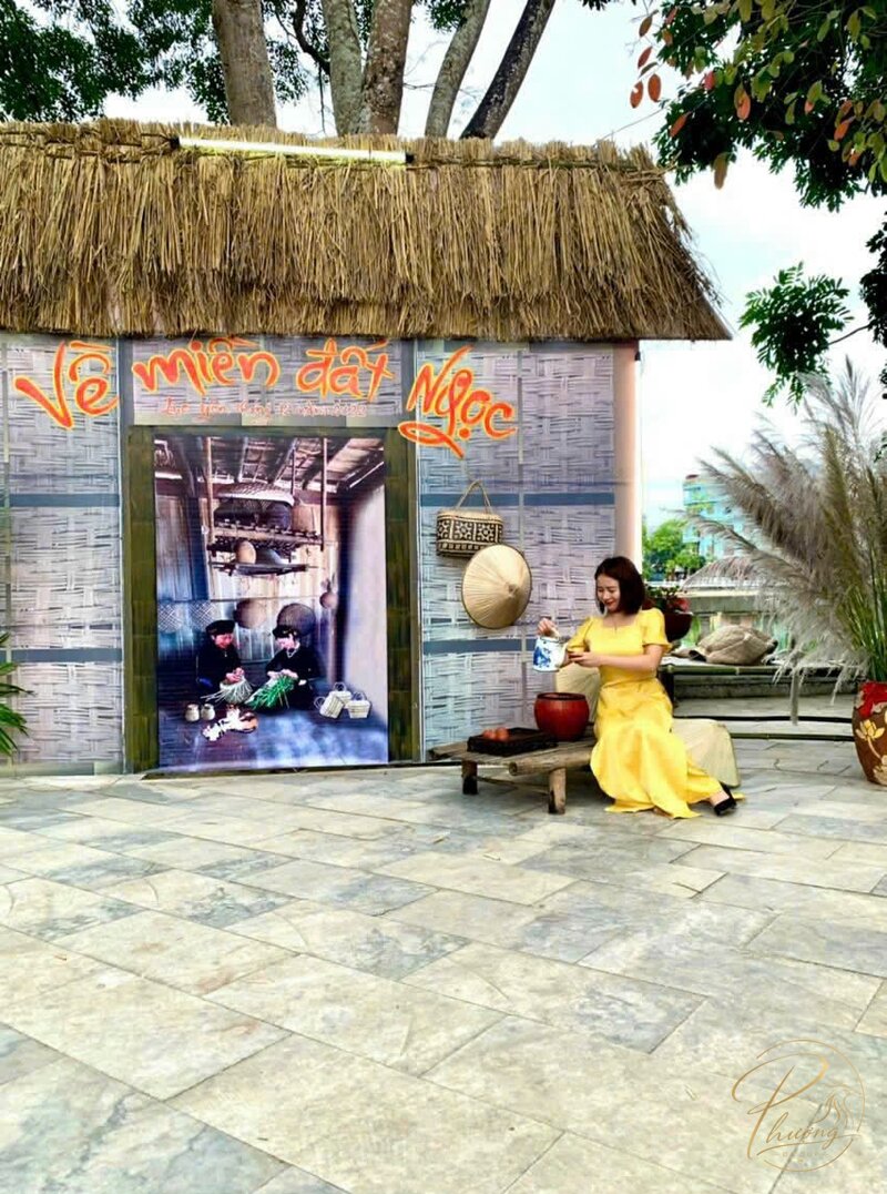 Phượng Đá Quý ngồi trước gian trưng bày Về miền đất Ngọc tại Lục Yên