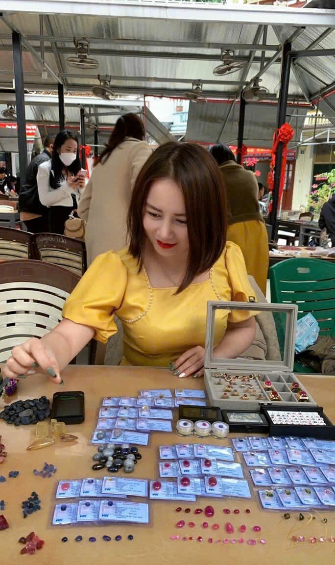Phượng Đá Quý khảo giá trực tiếp tại bàn chợ đá Lục Yên với các vỉ đá kiểm định và đá thô
