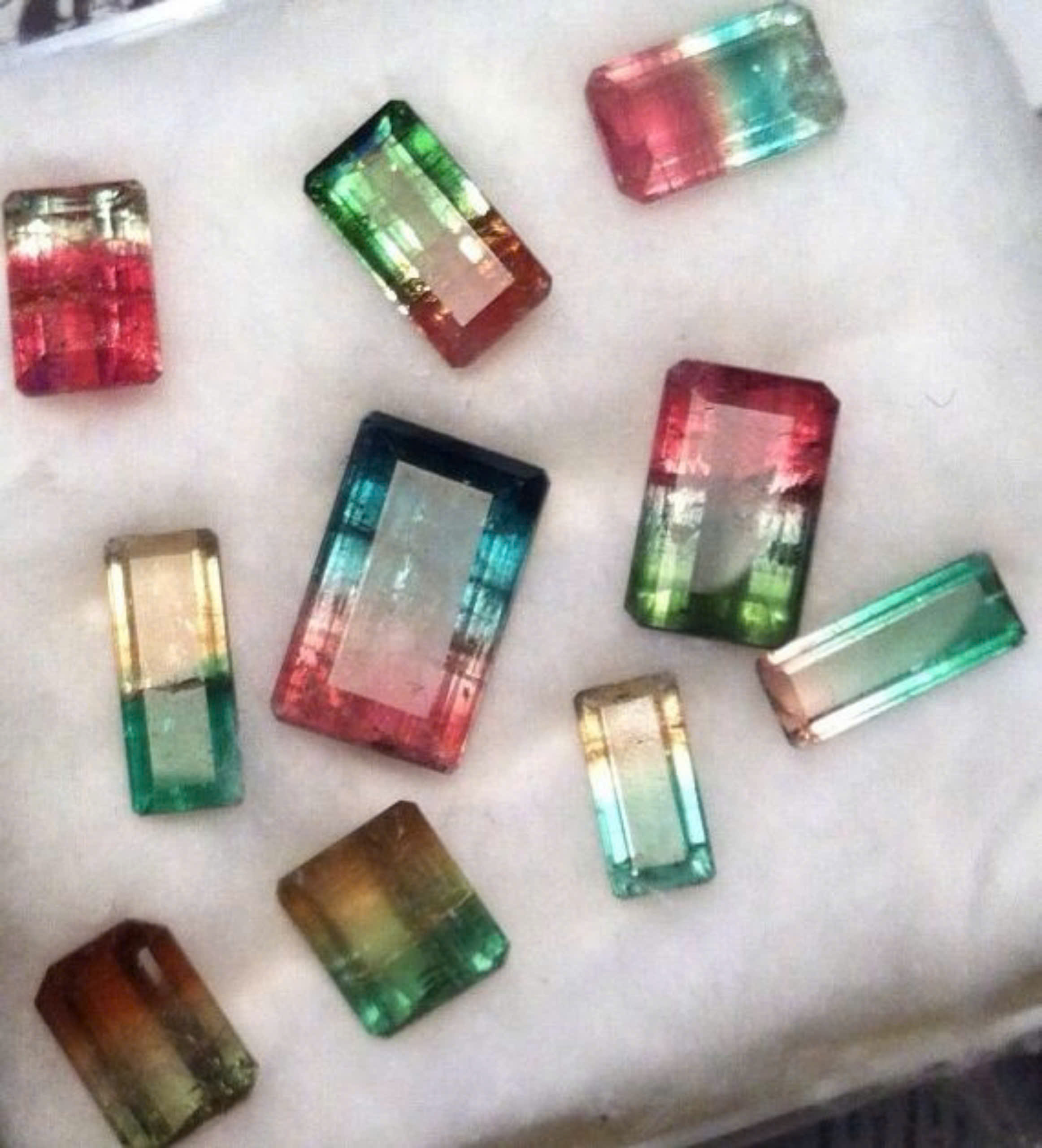 C&aacute;c vi&ecirc;n Tourmaline lưỡng sắc hồng v&agrave; lục đ&atilde; m&agrave;i kiểu chữ nhật xếp tr&ecirc;n nền trắng