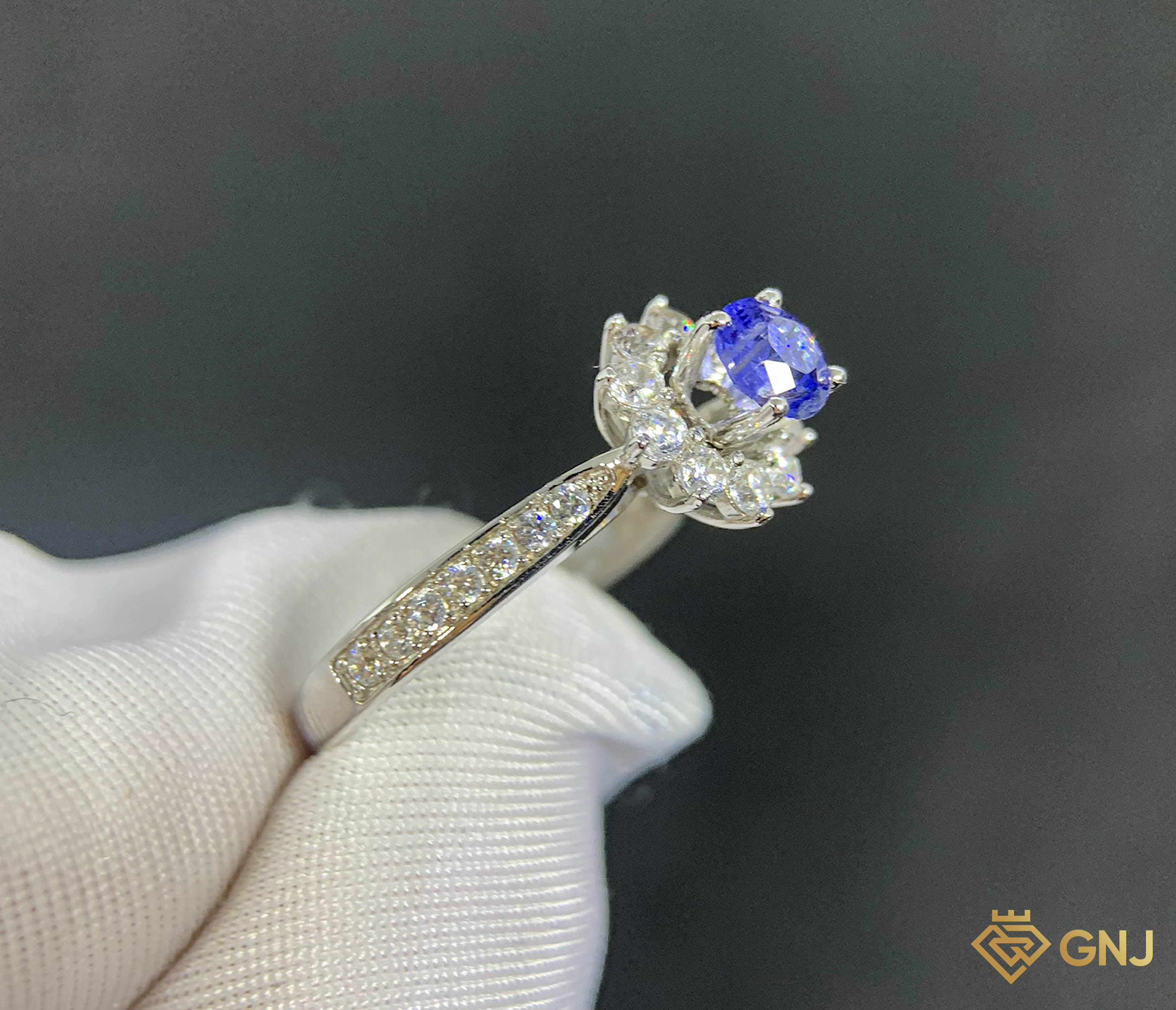 Nhẫn Vàng Trắng 14K Đính Đá Sapphire Thiên Nhiên — góc nghiêng trên tay