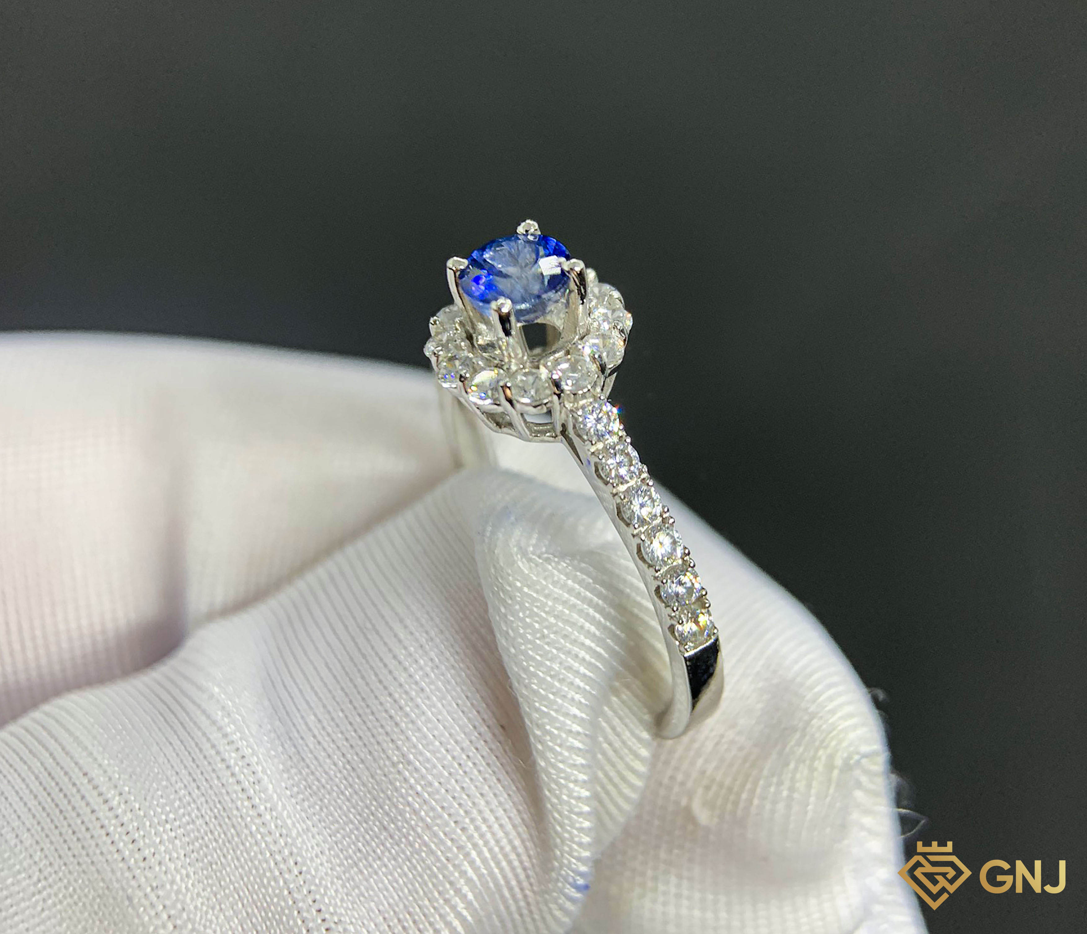 Nhẫn vàng trắng 10k đính đá Sapphire xanh thiên nhiên
