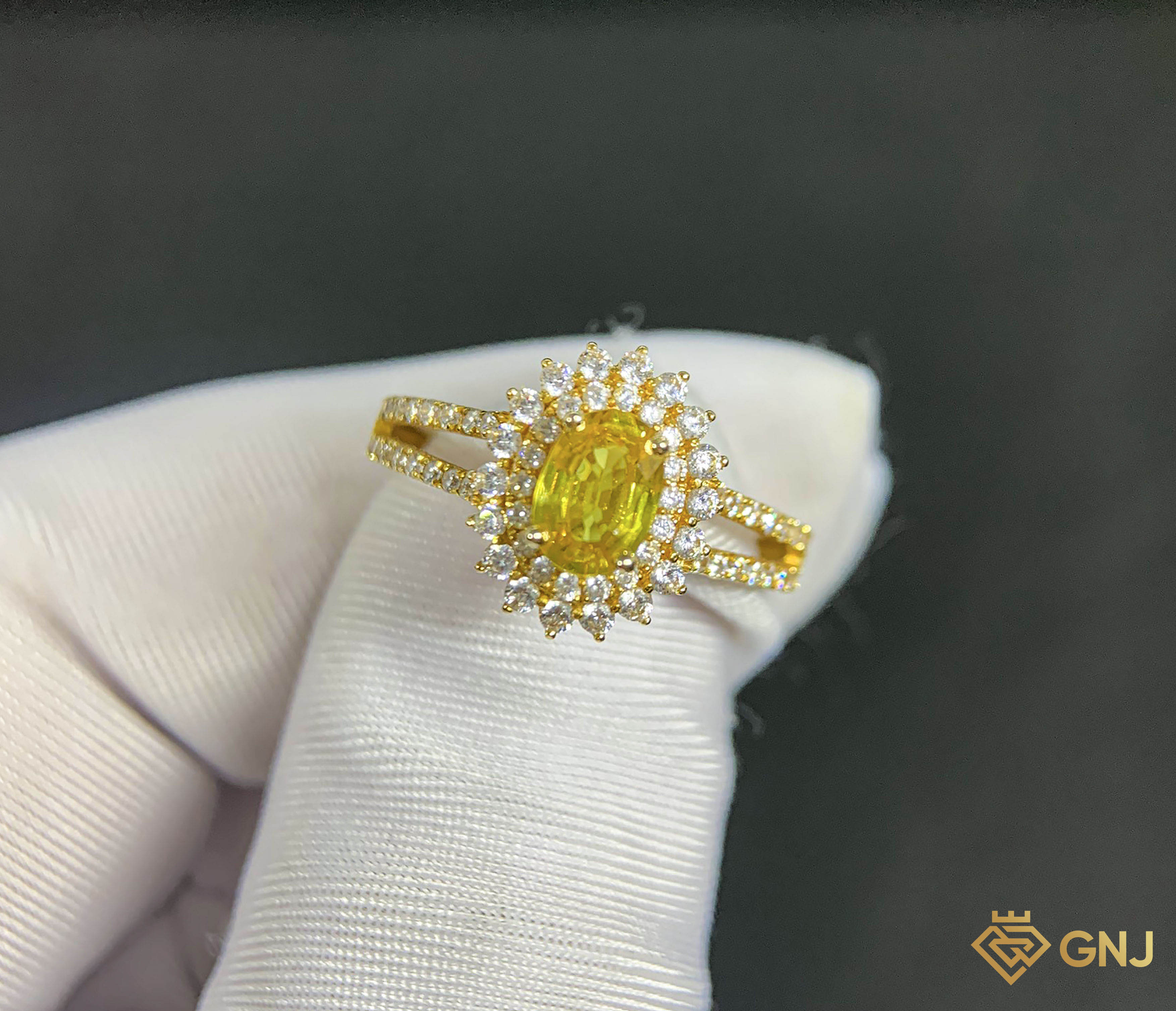 Nhẫn Sapphire Vàng Thiên Nhiên Sang Trọng — góc nghiêng