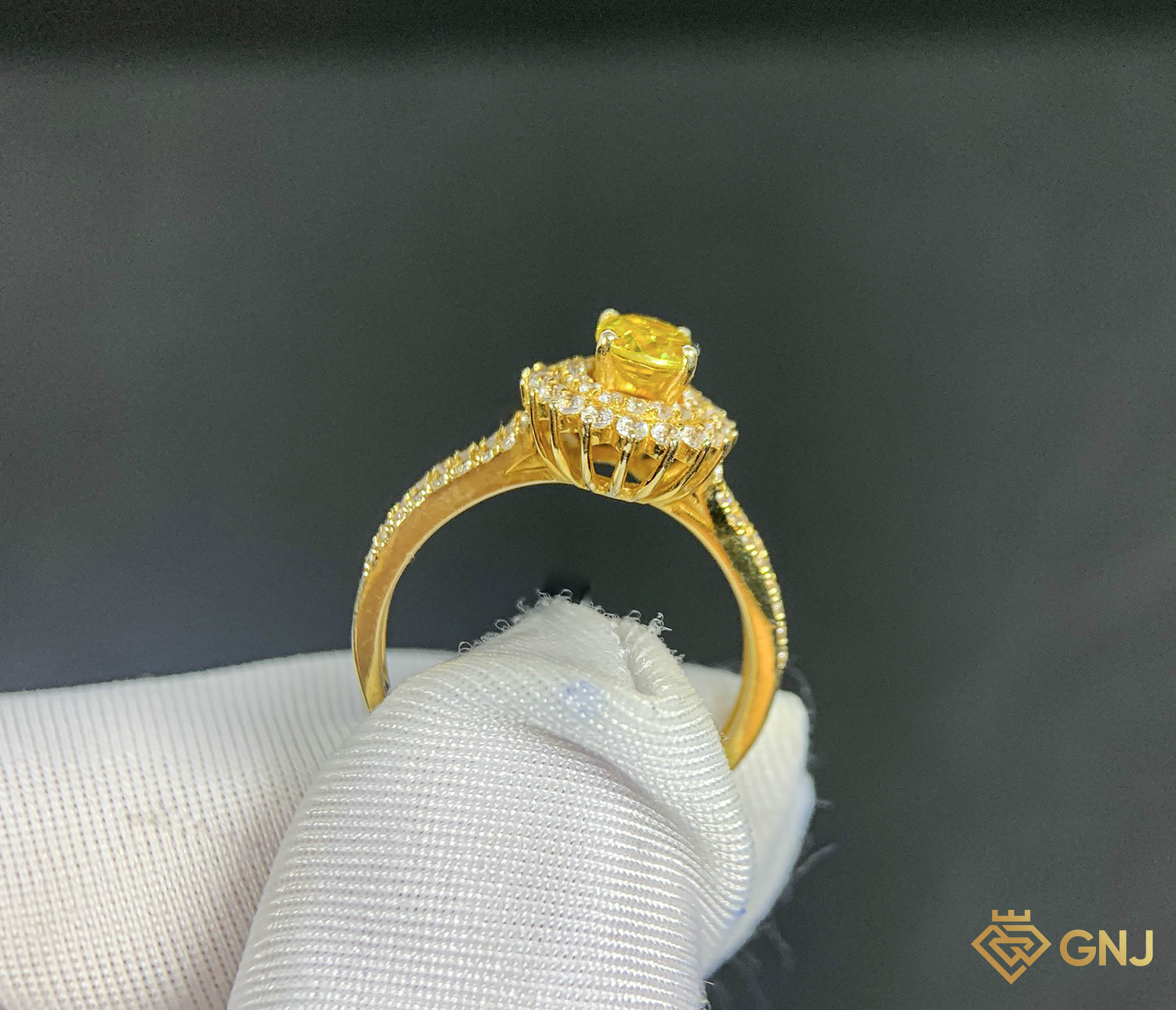 Nhẫn Sapphire Vàng Thiên Nhiên Sang Trọng — góc nghiêng trên tay