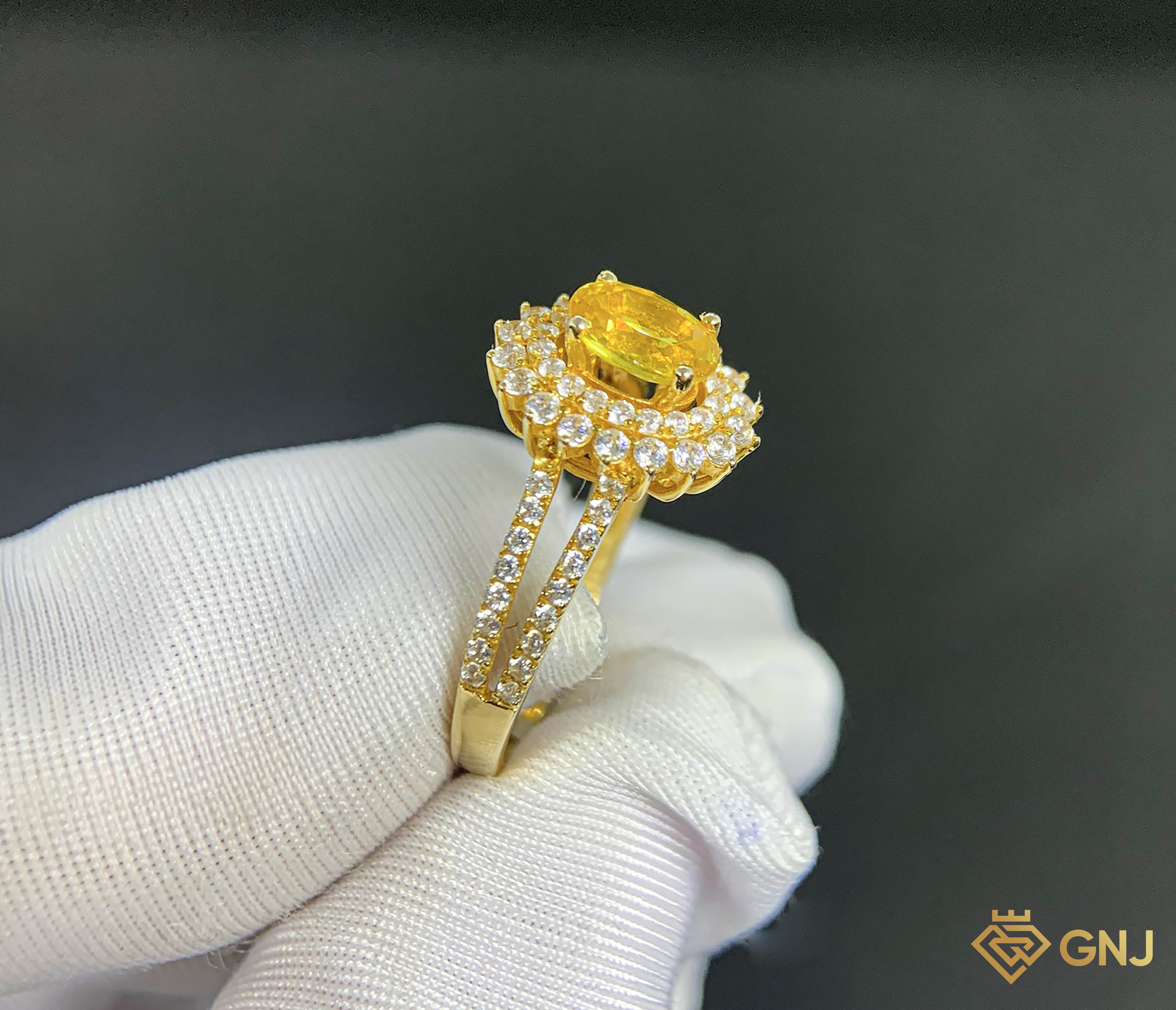 Nhẫn Sapphire Vàng Thiên Nhiên Sang Trọng — chính diện mặt đá vàng viền halo kép