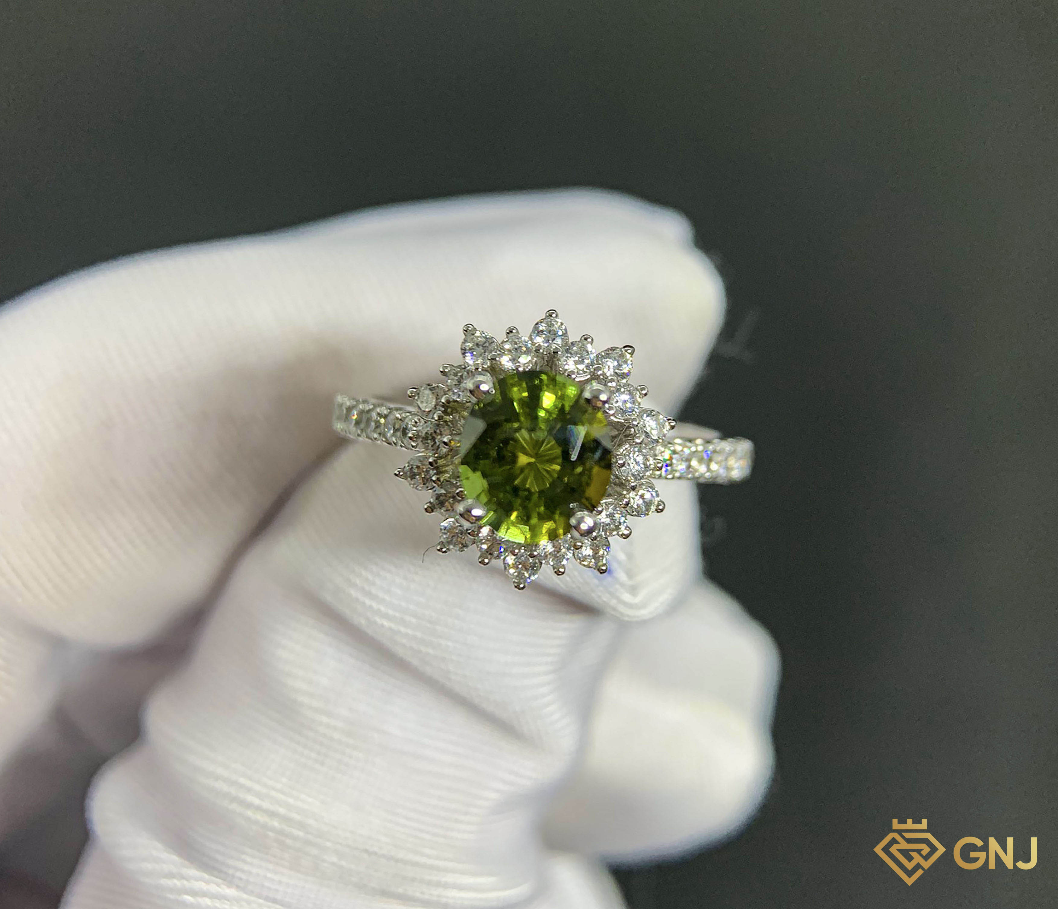 Nhẫn Nữ Vàng 10K Tourmaline Xanh Thiên Nhiên — góc nghiêng