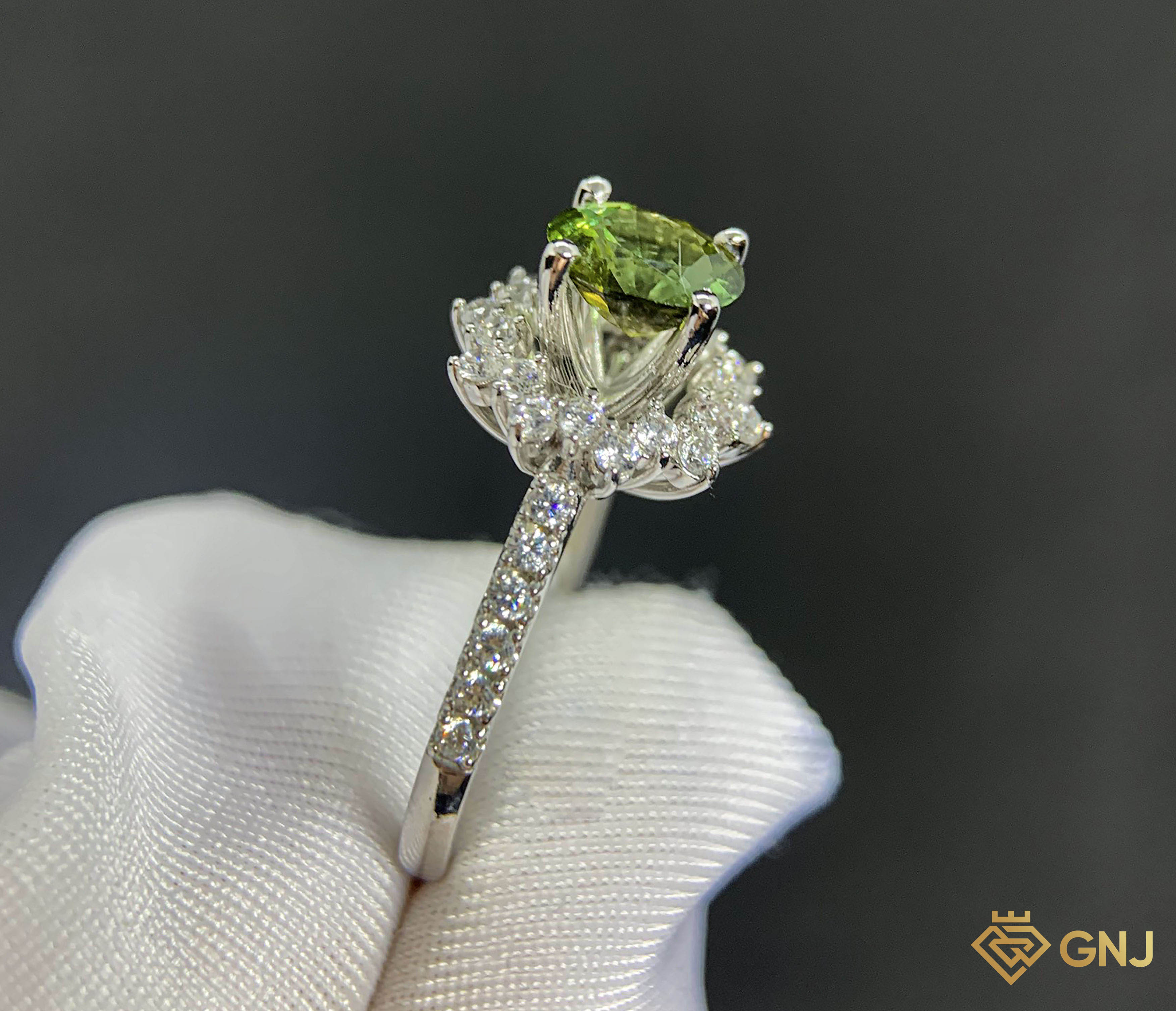 Nhẫn Nữ Vàng 10K Tourmaline Xanh Thiên Nhiên — chính diện mặt đá xanh viền halo