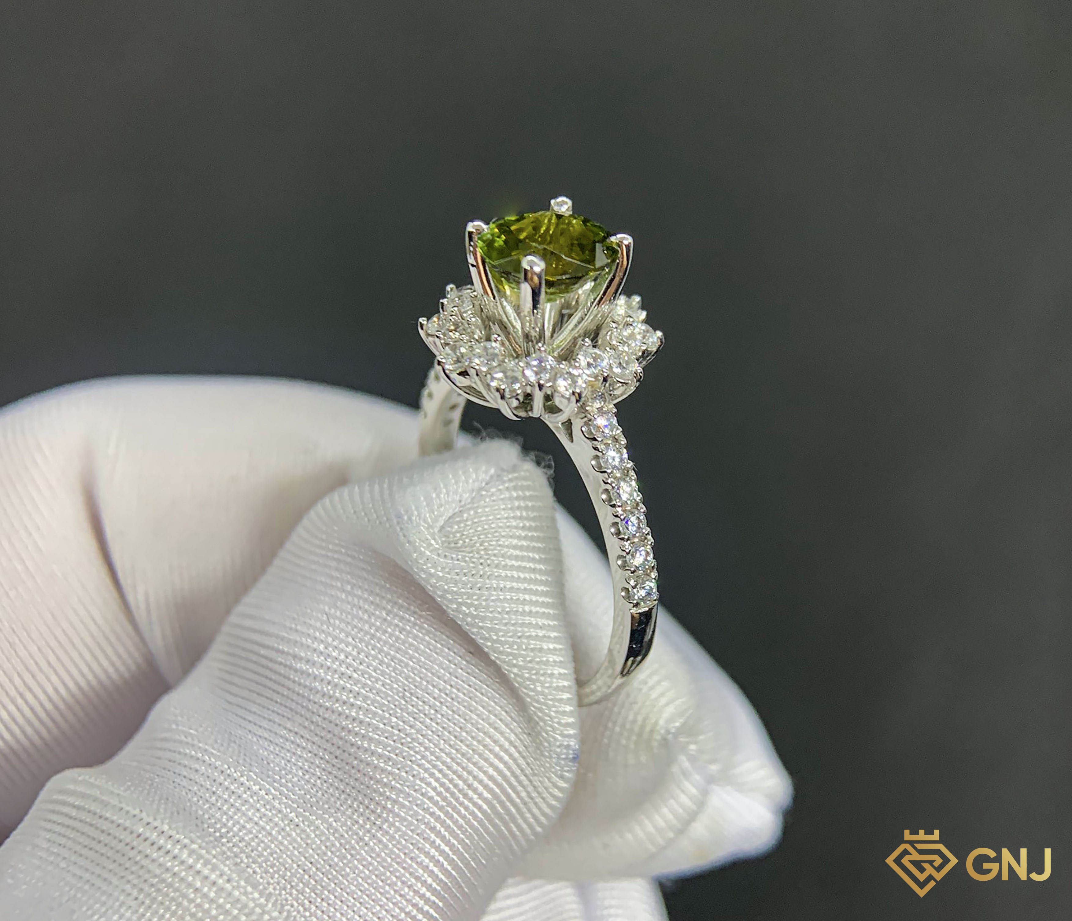 Nhẫn Nữ Vàng 10K Tourmaline Xanh Thiên Nhiên — góc nghiêng thấy đai đá thân nhẫn