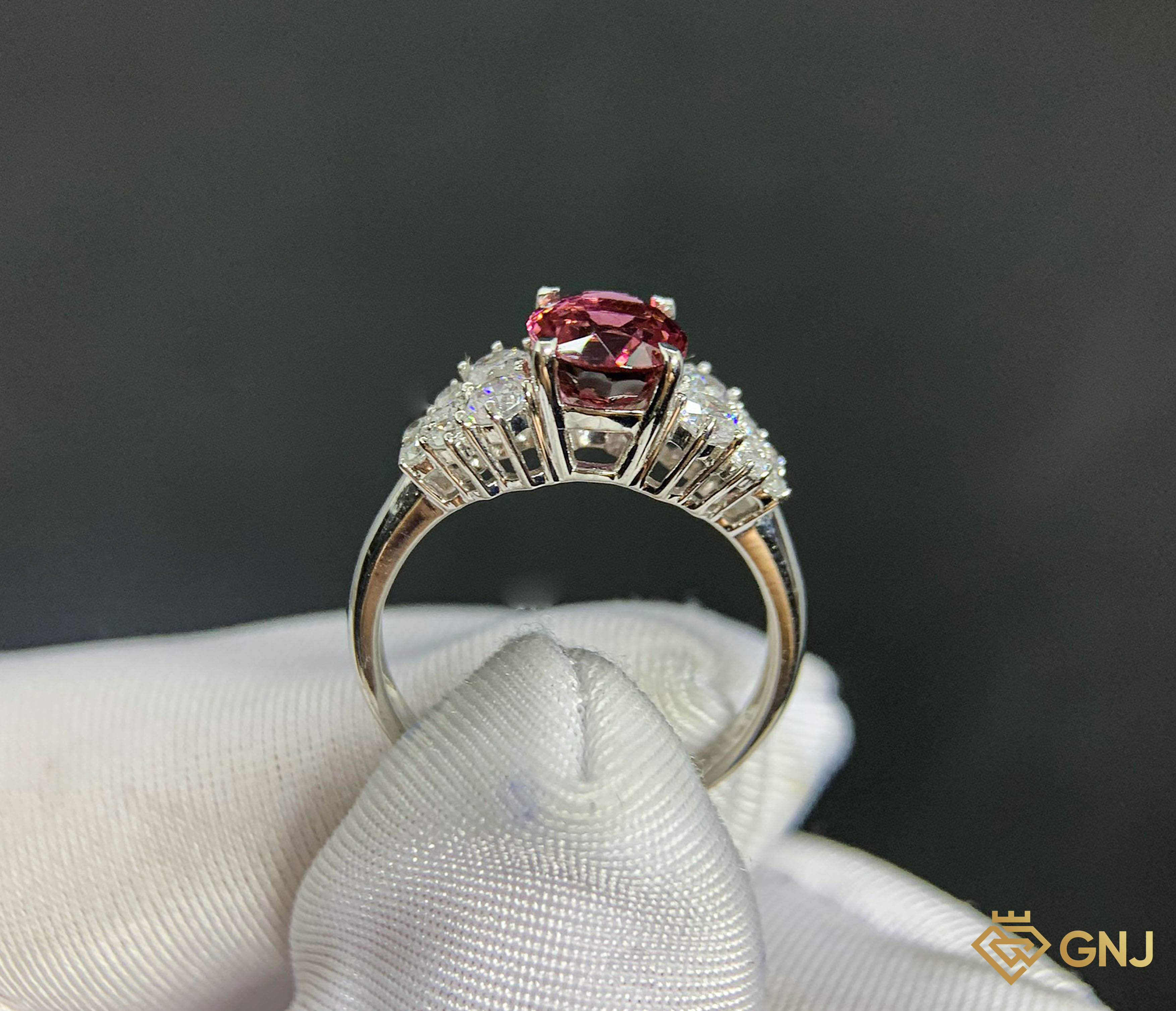 Nhẫn Đá Tourmaline Tím Hồng Thiên Nhiên — góc nghiêng