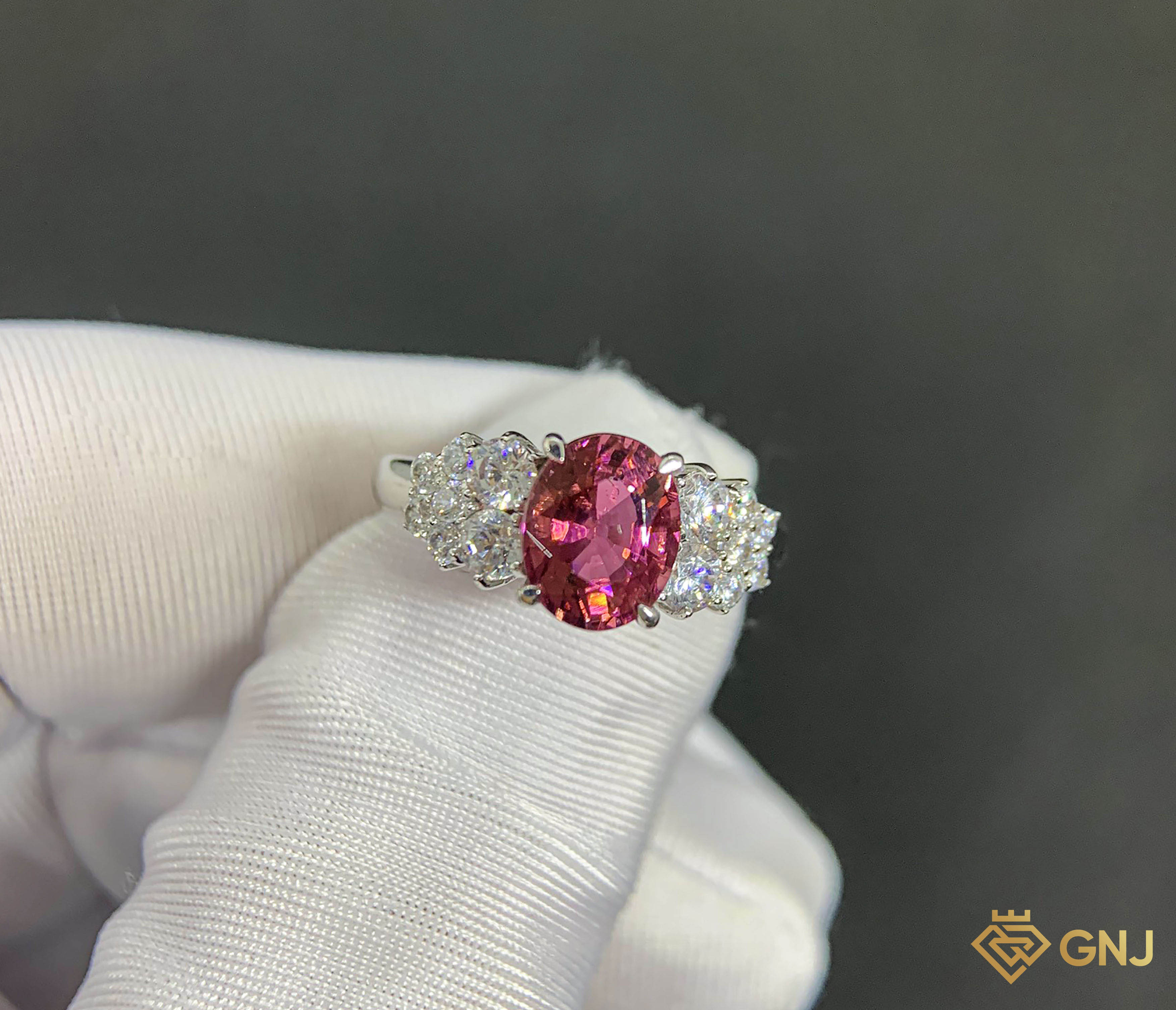Nhẫn Đá Tourmaline Tím Hồng Thiên Nhiên — chính diện đá oval hồng cùng đá phụ hai bên