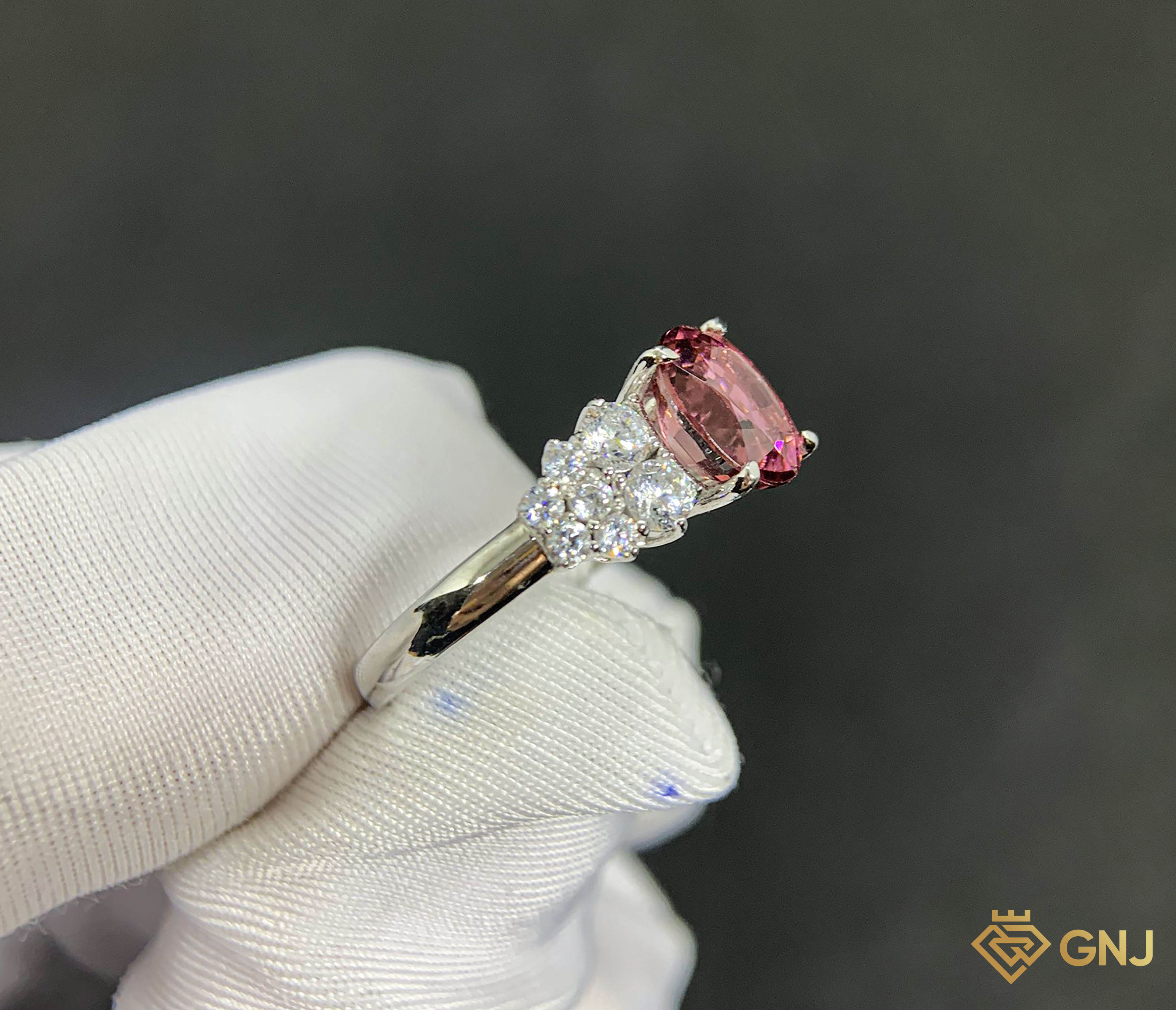 Nhẫn Đá Tourmaline Tím Hồng Thiên Nhiên — góc nghiêng thấy đá phụ và thân nhẫn