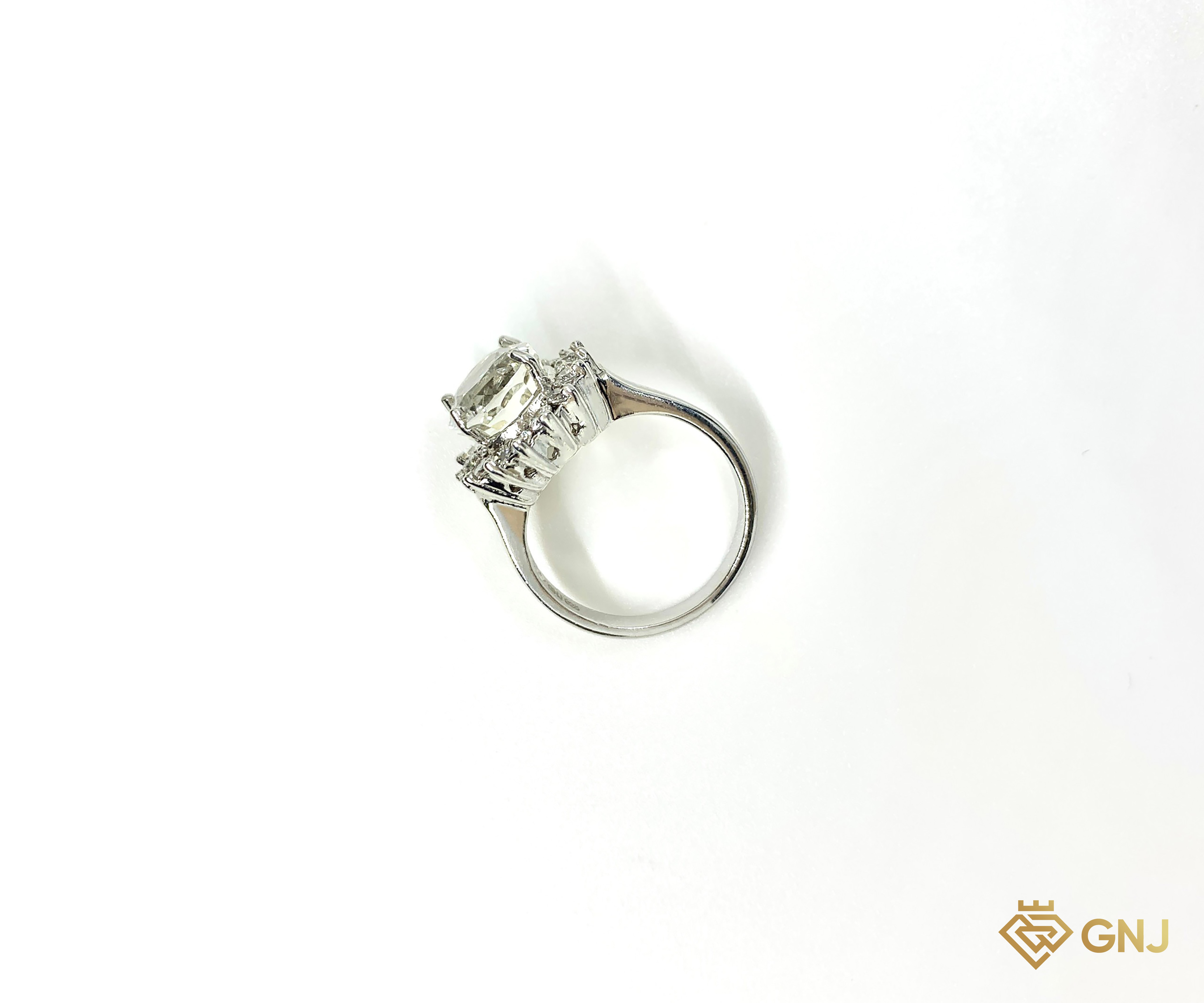 Nhẫn bạc đính đá Topaz.