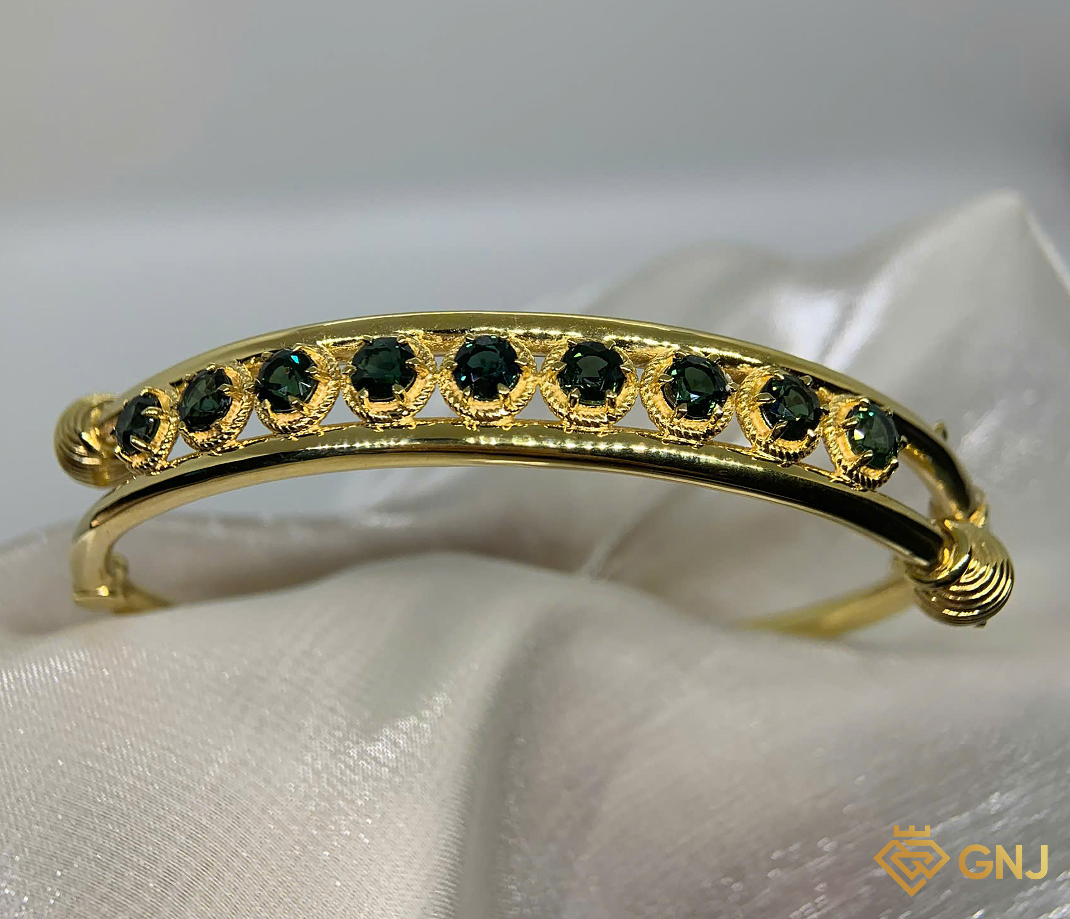 Lắc tay vàng đính đá sapphire xanh tự nhiên