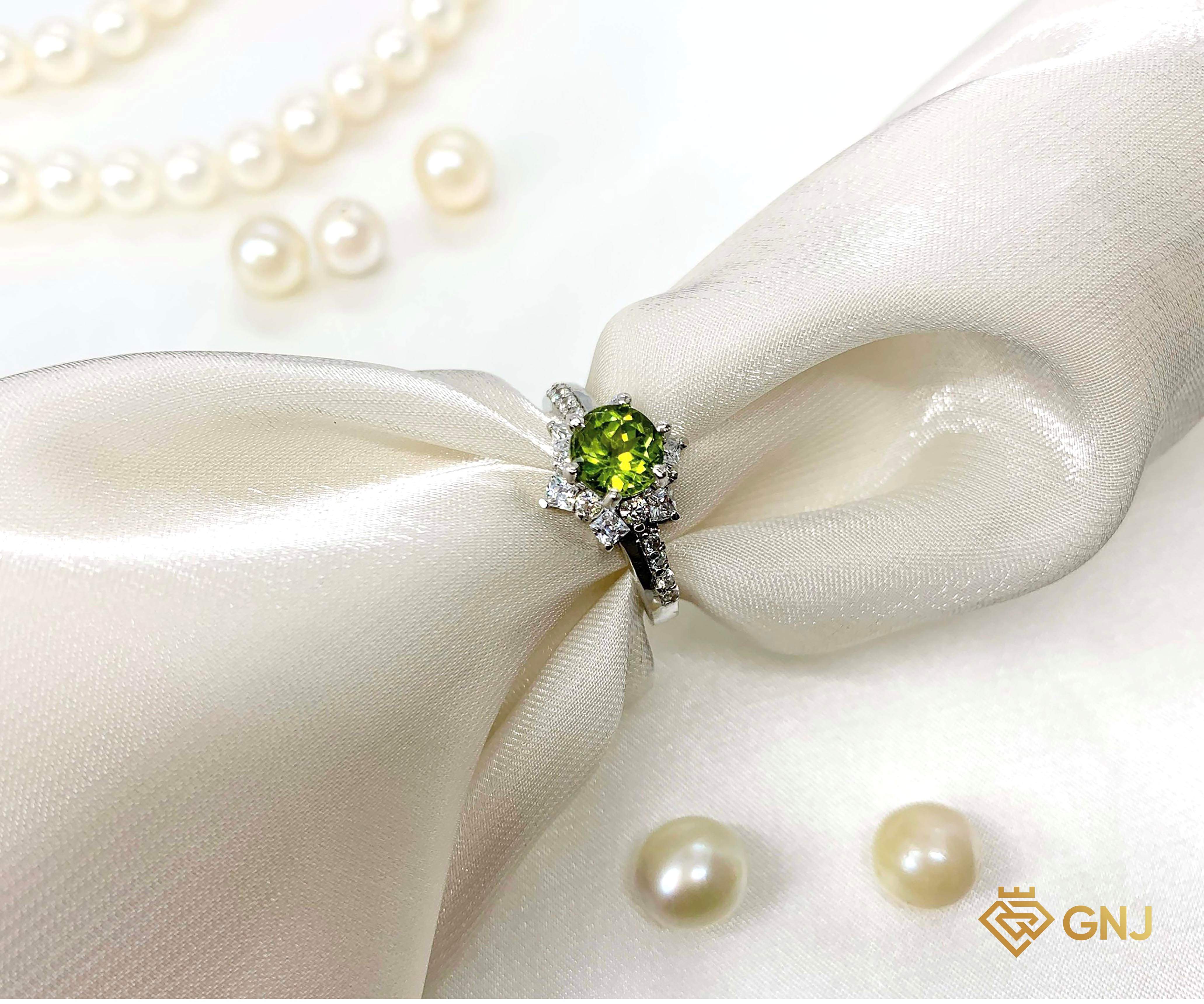 Nhẫn bạc đính đá Peridot xanh lá tự nhiên.