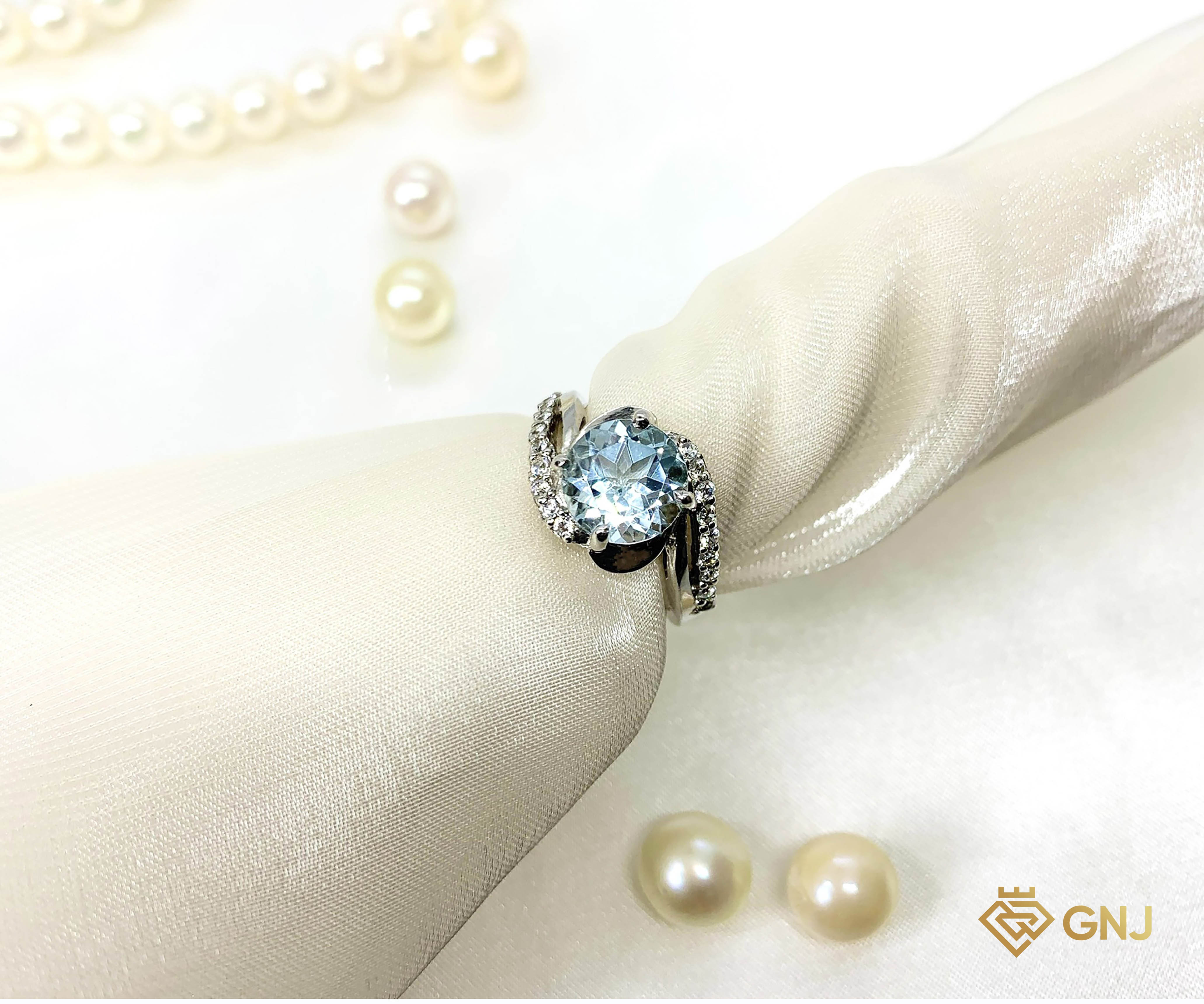 Nhẫn bạc đính đá Topaz tự nhiên.