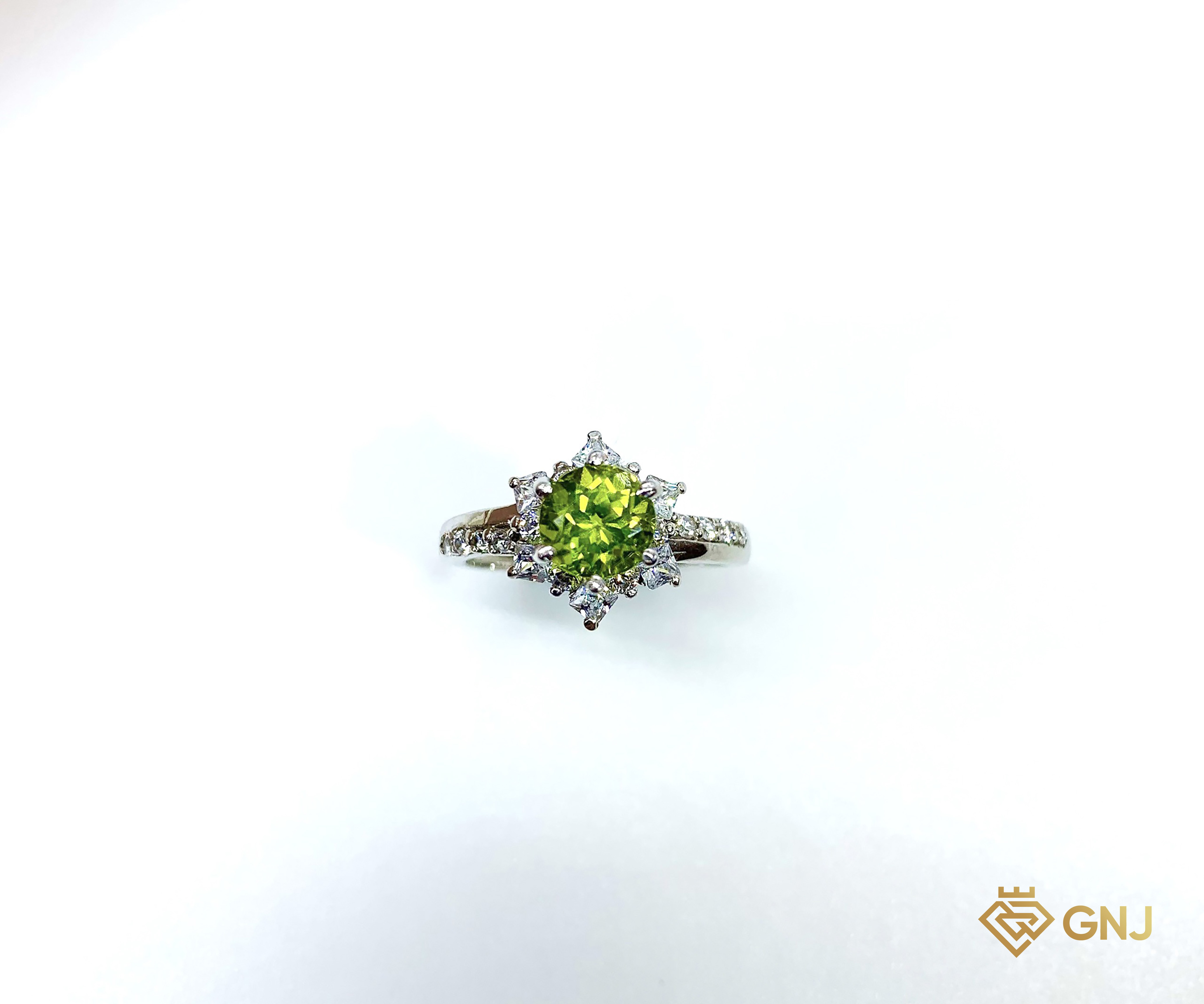Nhẫn bạc đính đá Peridot xanh lá tự nhiên.