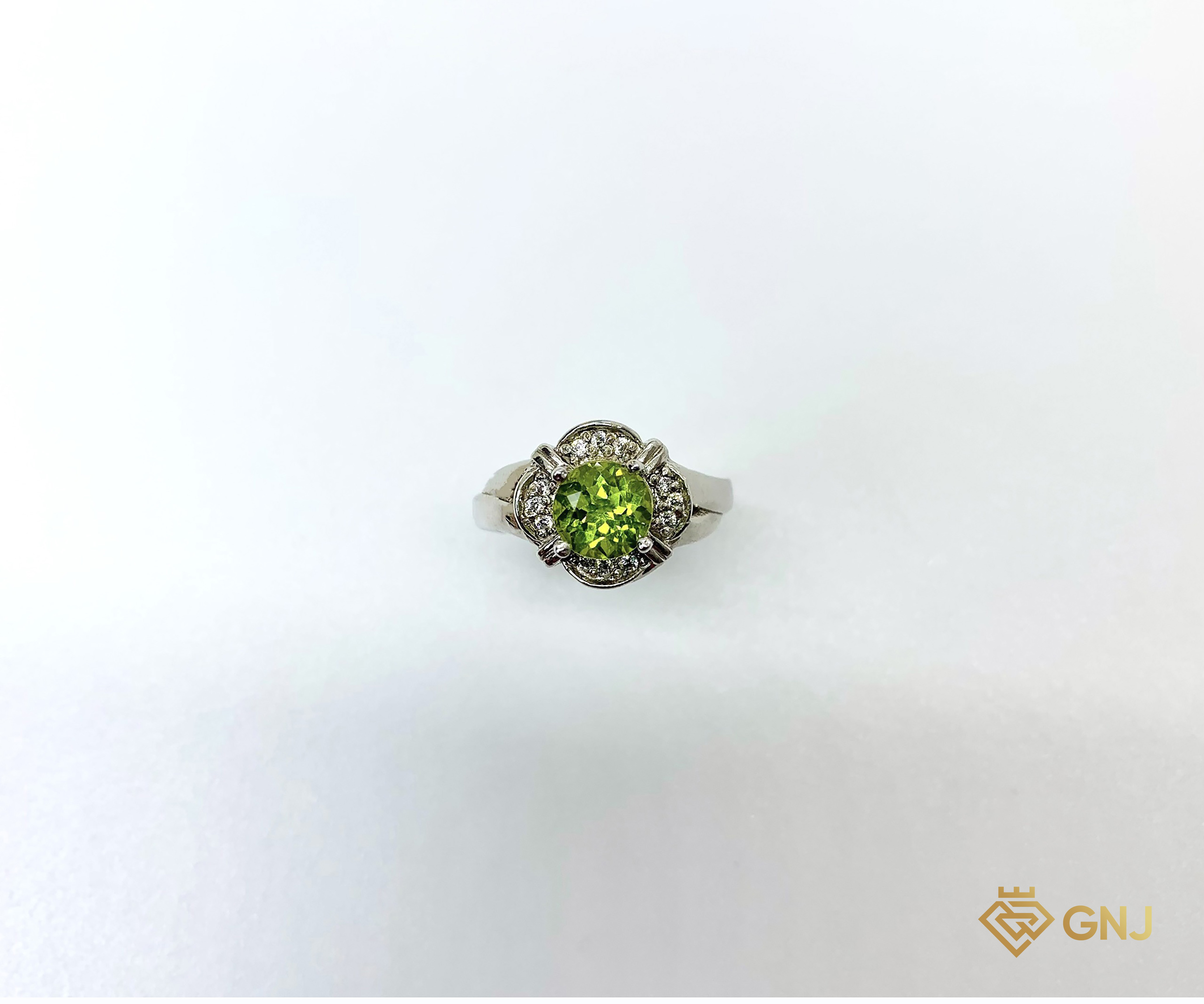 Nhẫn bạc đính đá Peridot tự nhiên.