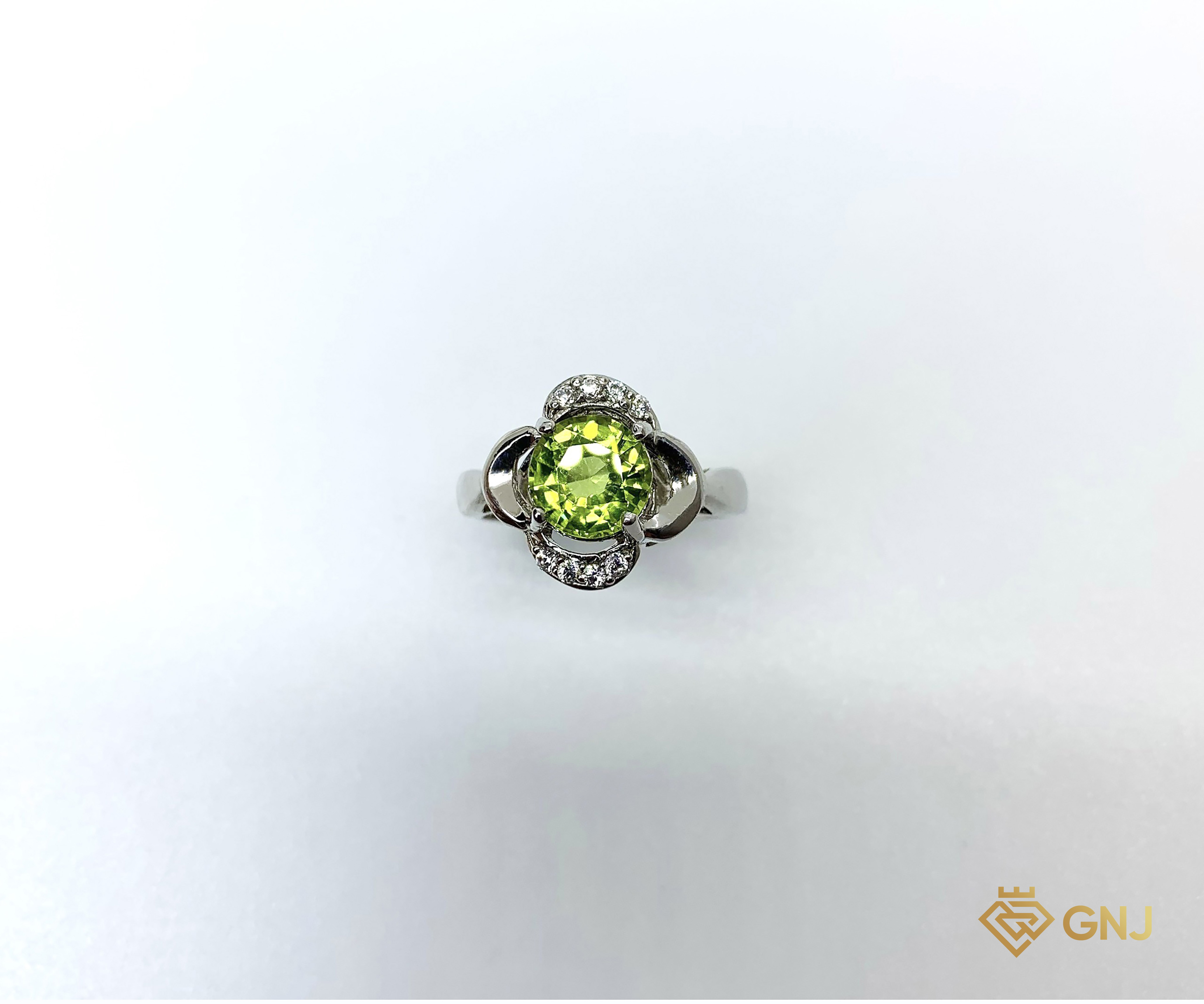 Nhẫn bạc nữ đính đá Peridot xanh lá tự nhiên.