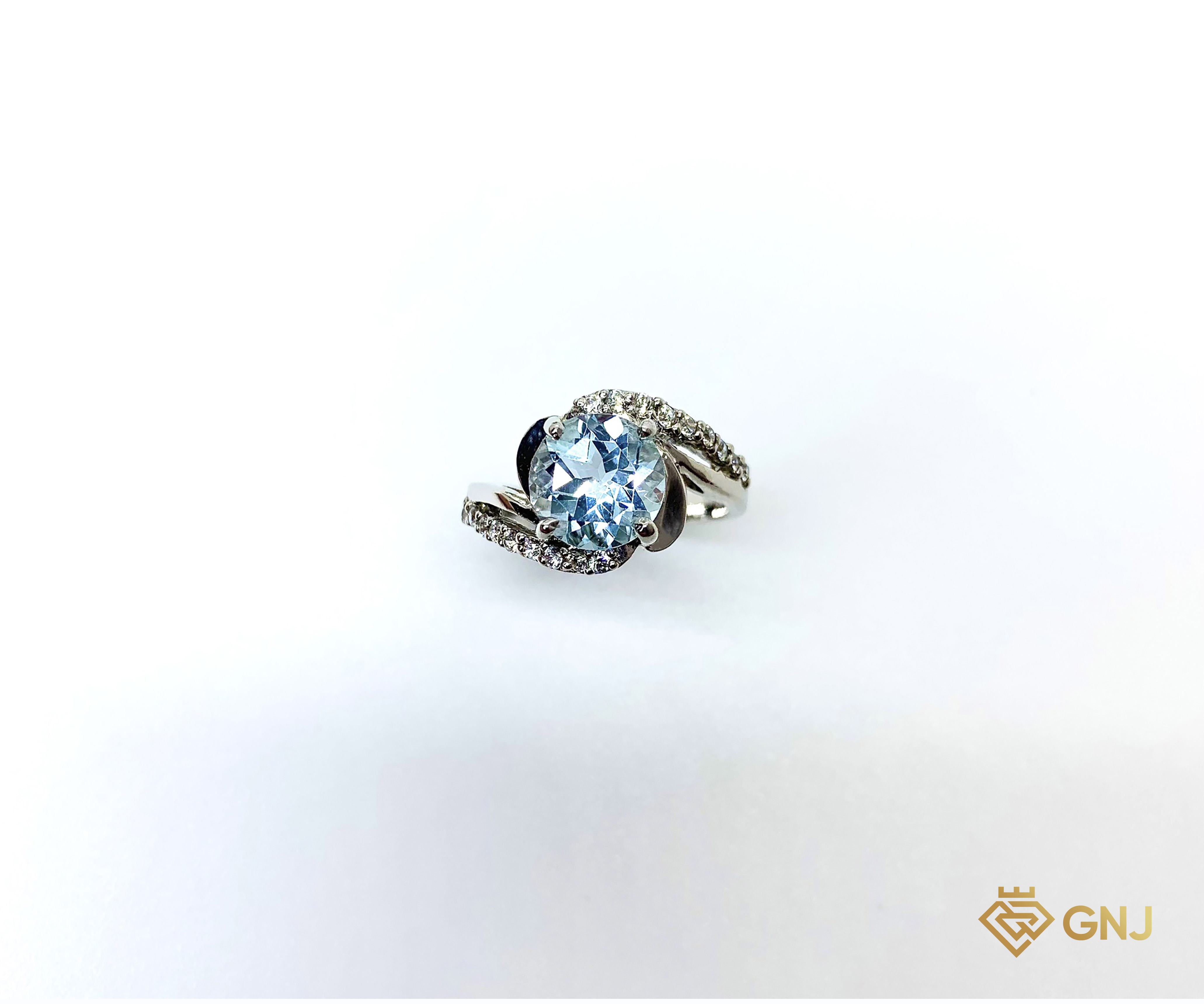 Nhẫn bạc đính đá Topaz tự nhiên.