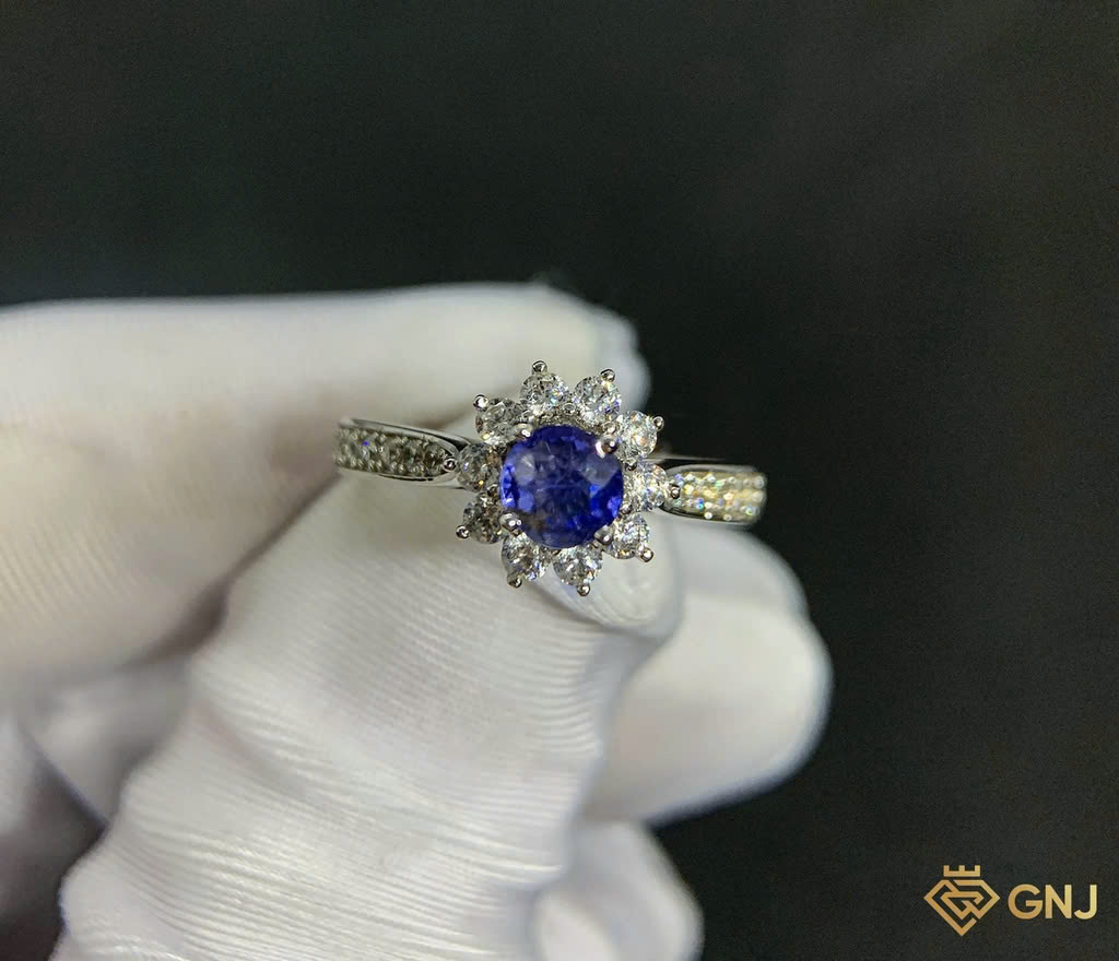 Nhẫn Vàng Trắng 14K Đính Đá Sapphire Thiên Nhiên — góc nghiêng