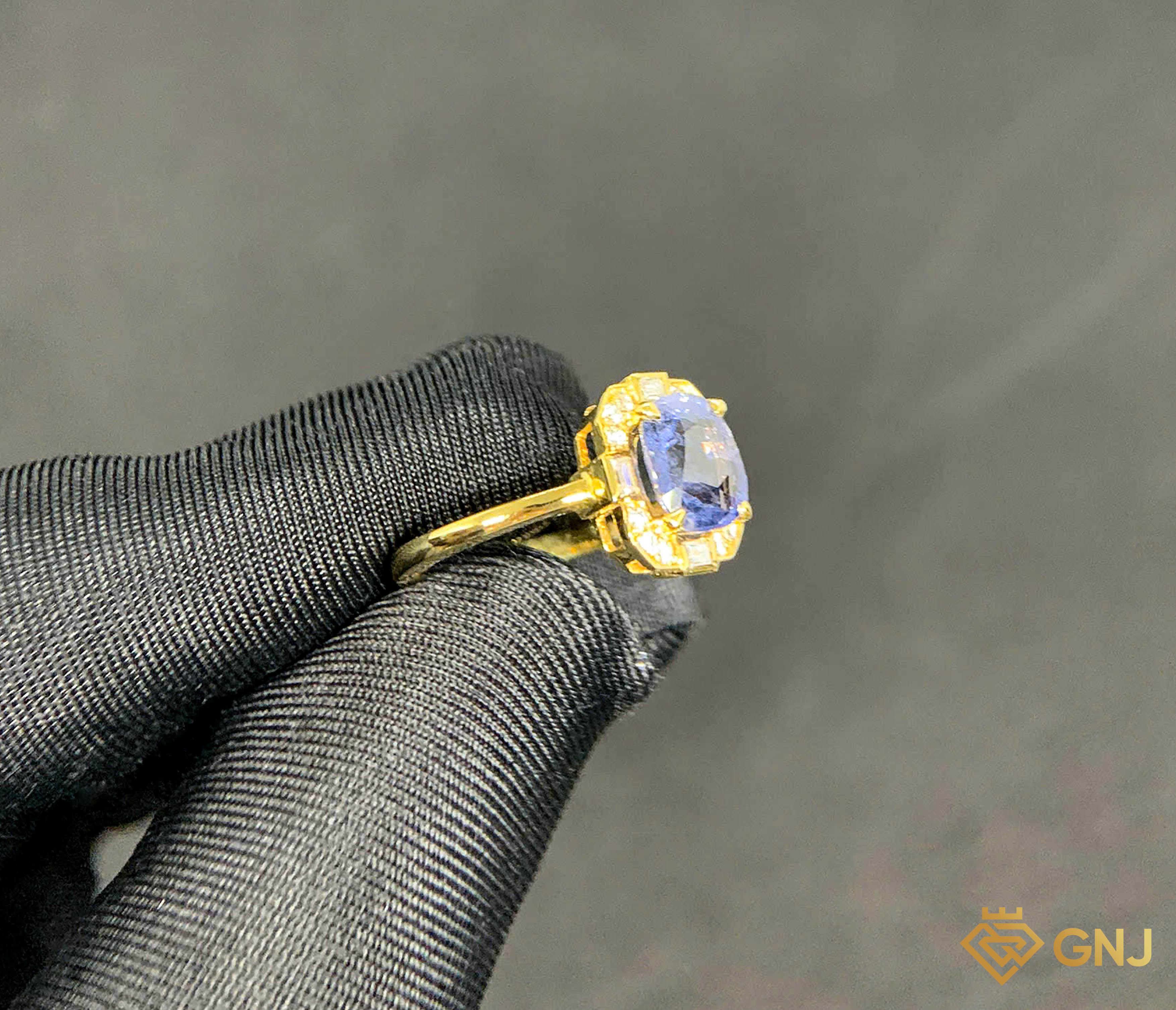 Nhẫn vàng đính đá Spinel xanh tự nhiên