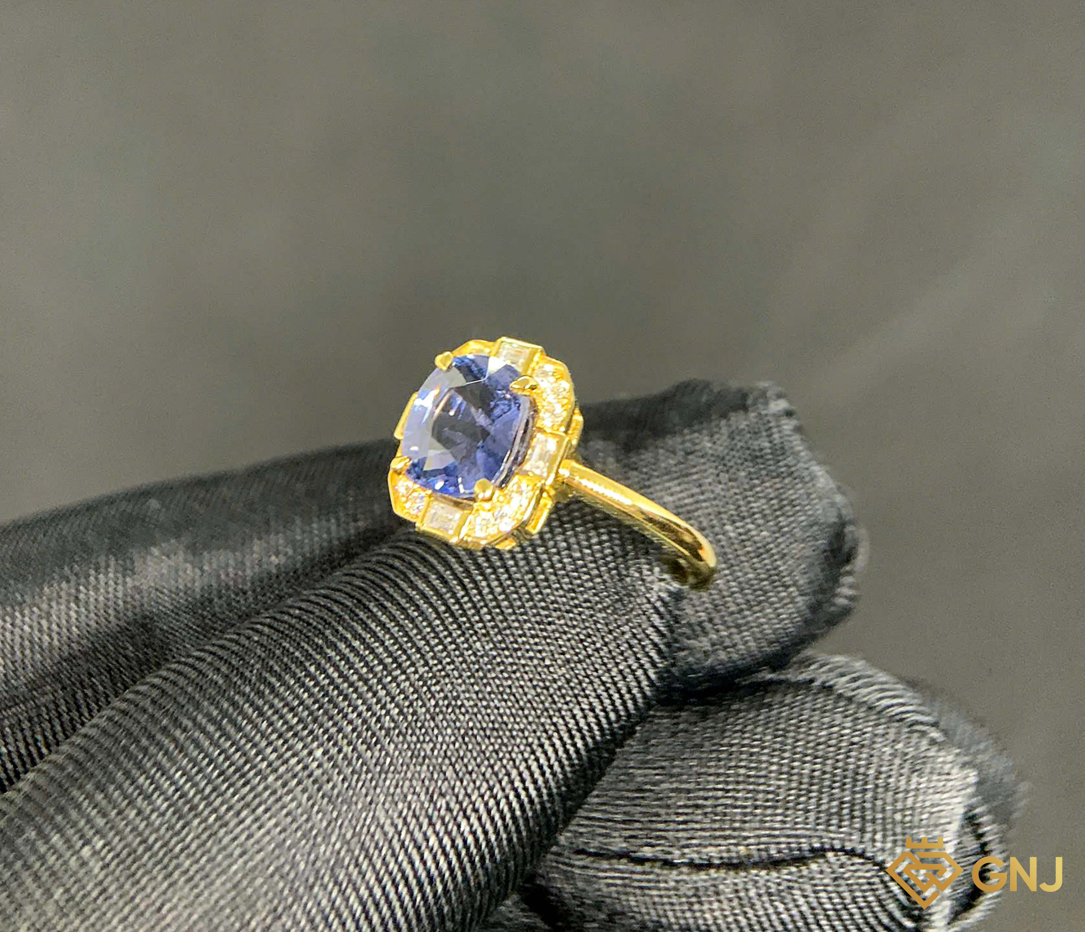 Nhẫn vàng đính đá Spinel xanh tự nhiên