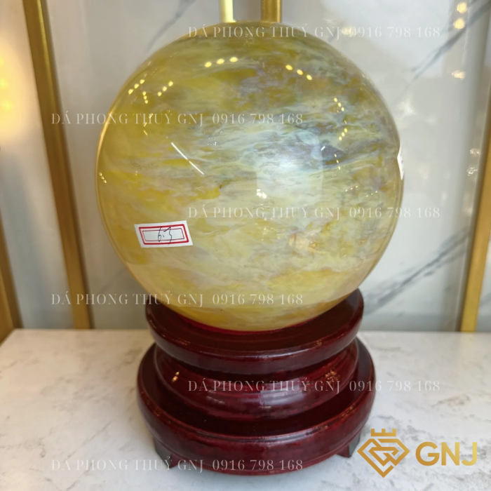 Quả bi cầu núi lửa, quả bi cầu thủy tinh vàng
