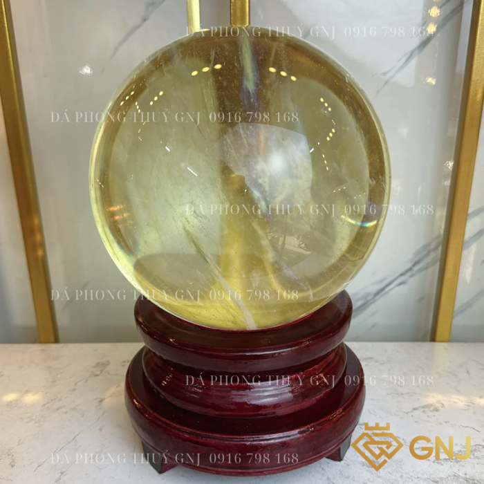Quả bi cầu núi lửa, quả bi cầu thủy tinh vàng