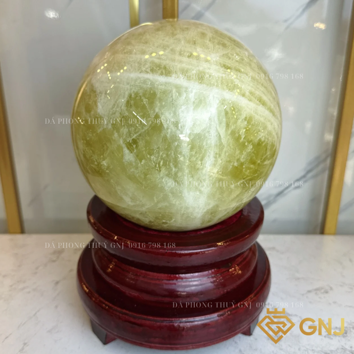 Quả Bi Cầu Đá Thạch Anh Vàng Tự Nhiên — trên đế gỗ nâu đỏ, góc nghiêng