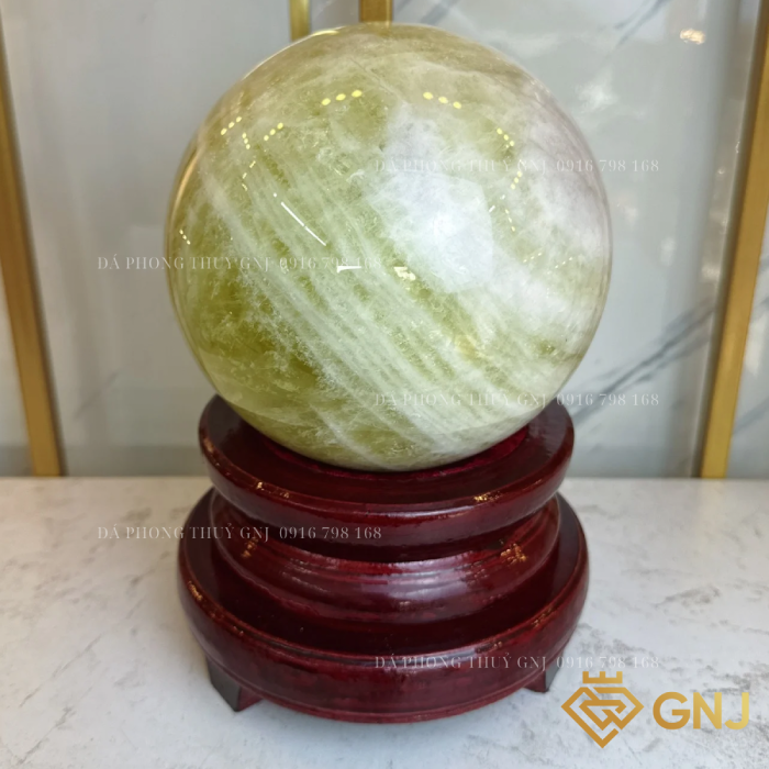 Quả Bi Cầu Đá Thạch Anh Vàng Tự Nhiên — cận cảnh trên đế gỗ nâu đỏ