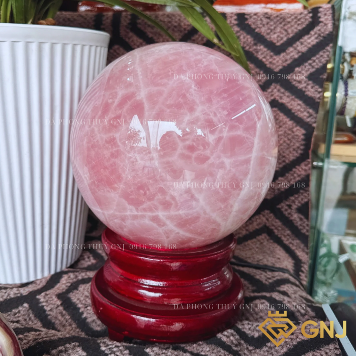 Quả Bi Cầu Đá Thạch Anh Hồng Tự Nhiên — cận cảnh vân đá hồng, đế gỗ đỏ