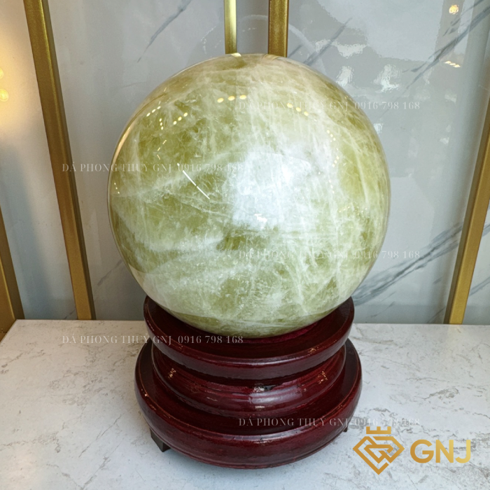 Quả Bi Cầu Đá Thạch Anh Vàng Tự Nhiên — cận cảnh vân đá, đế gỗ nâu đỏ