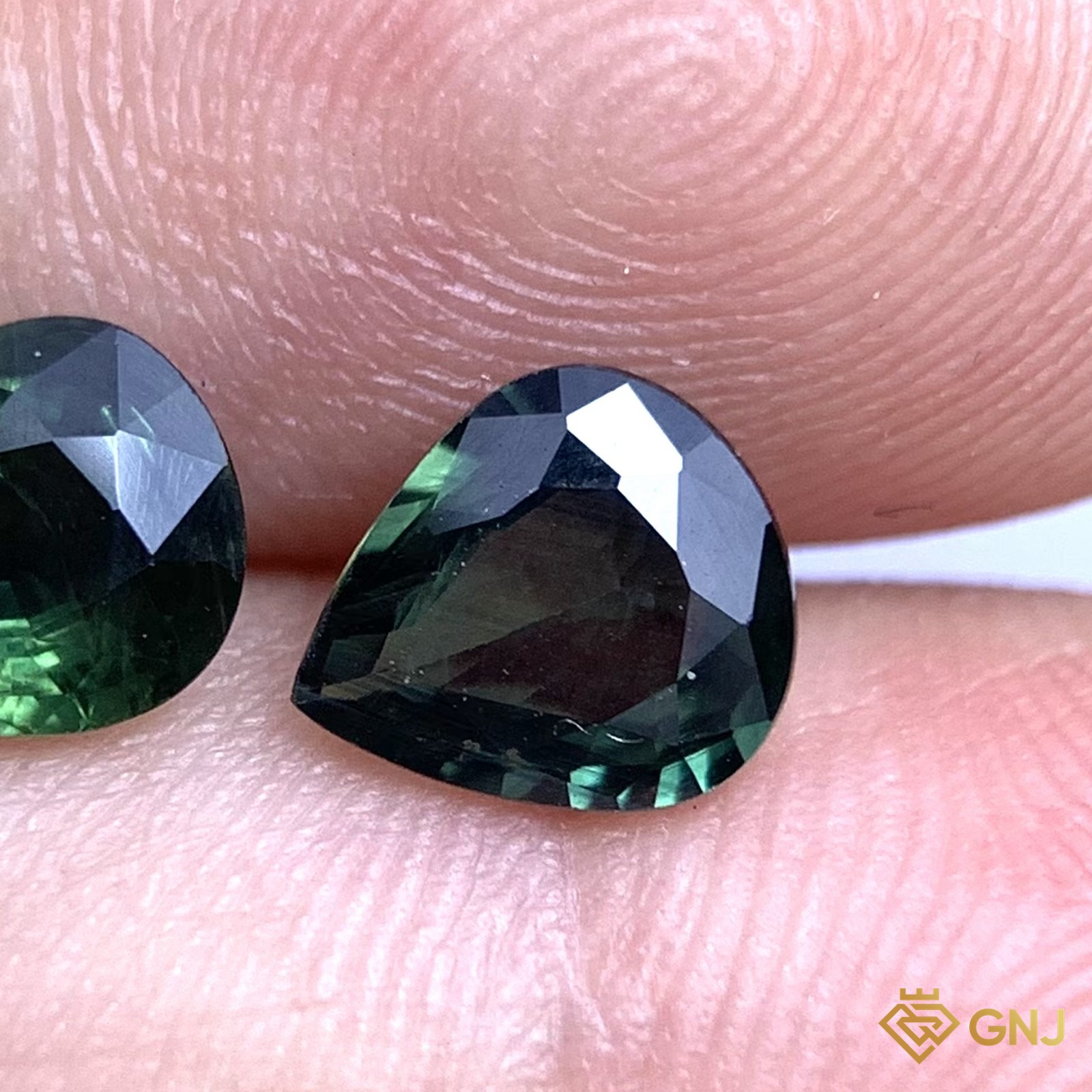 Bộ đá sapphire xanh lá tự nhiên 1,01ct (2 viên) - trên tay