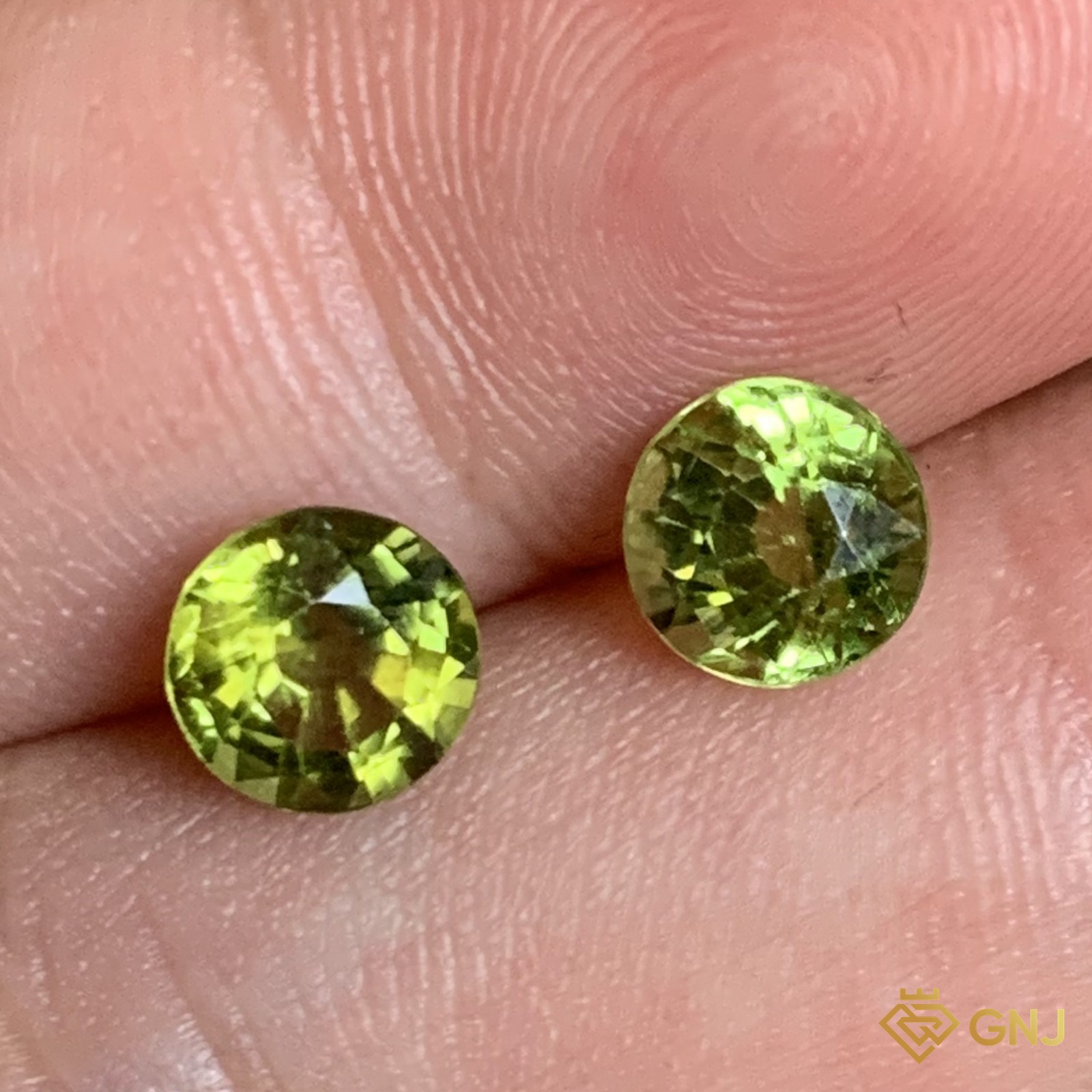 Cặp đá peridot tự nhiên 1,92ct (2 viên) - trên tay