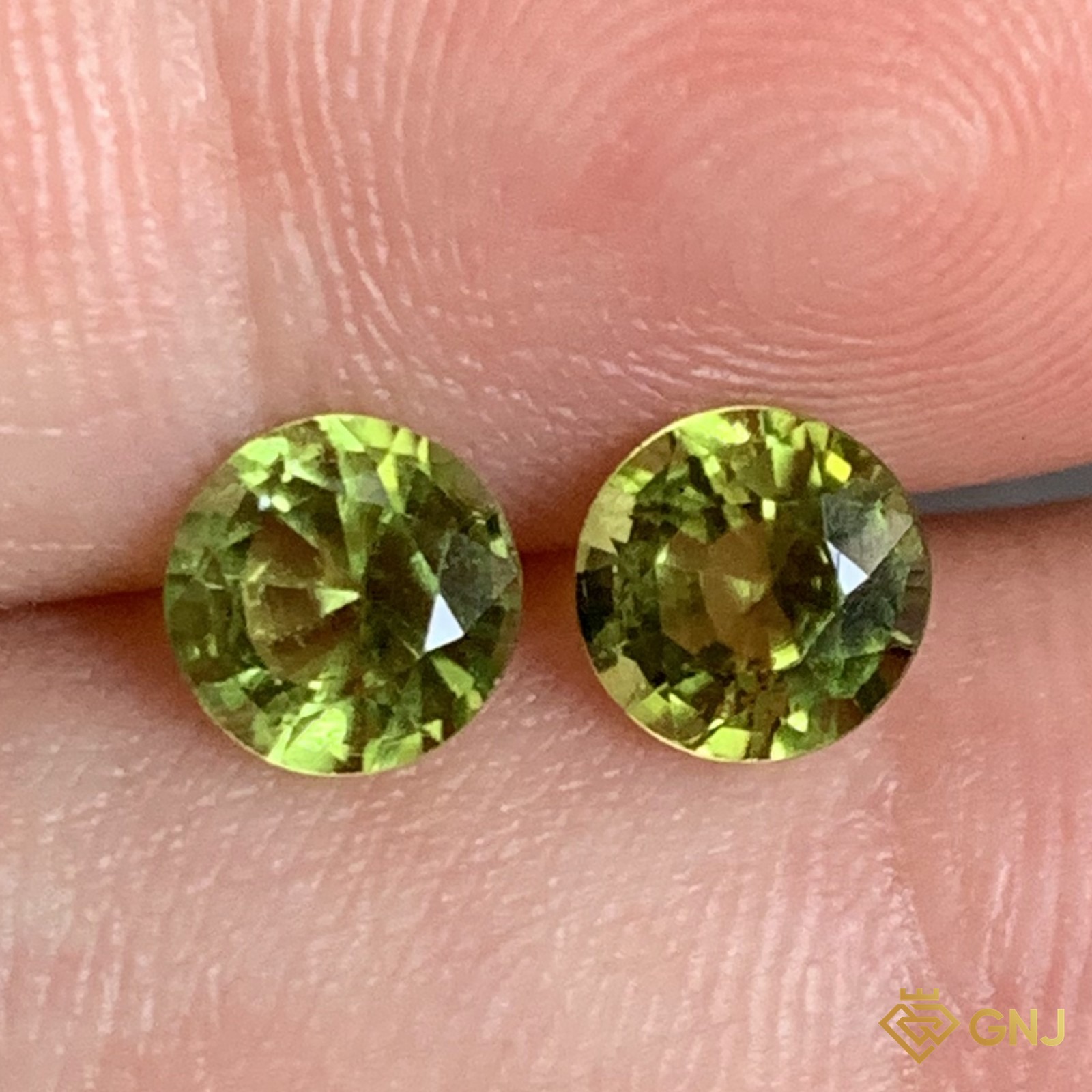 Cặp đá peridot tự nhiên 2,2ct (2 viên) - trên tay