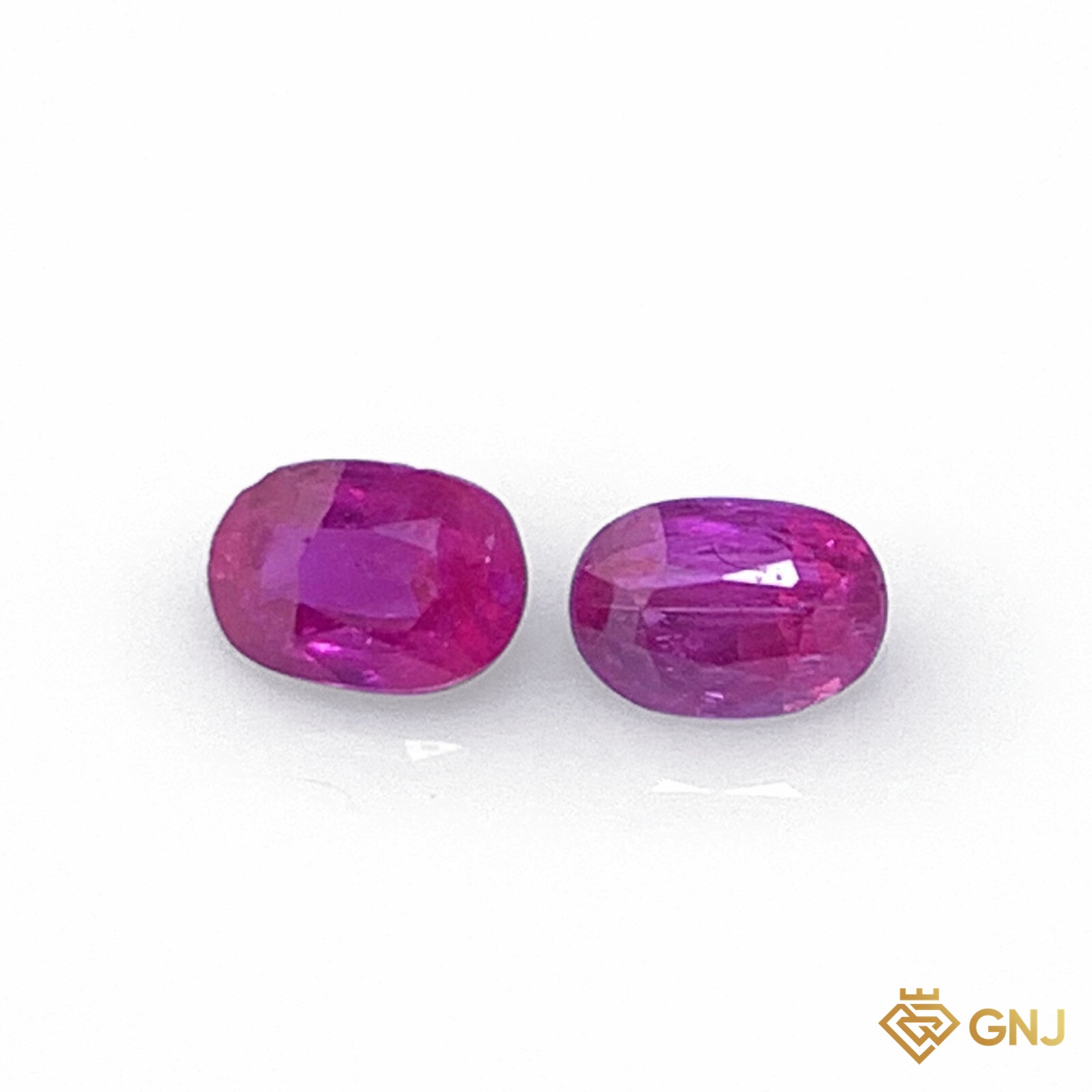 Cặp đá ruby tự nhiên 0,54ct (2 viên) — ảnh chính diện trên nền trắng