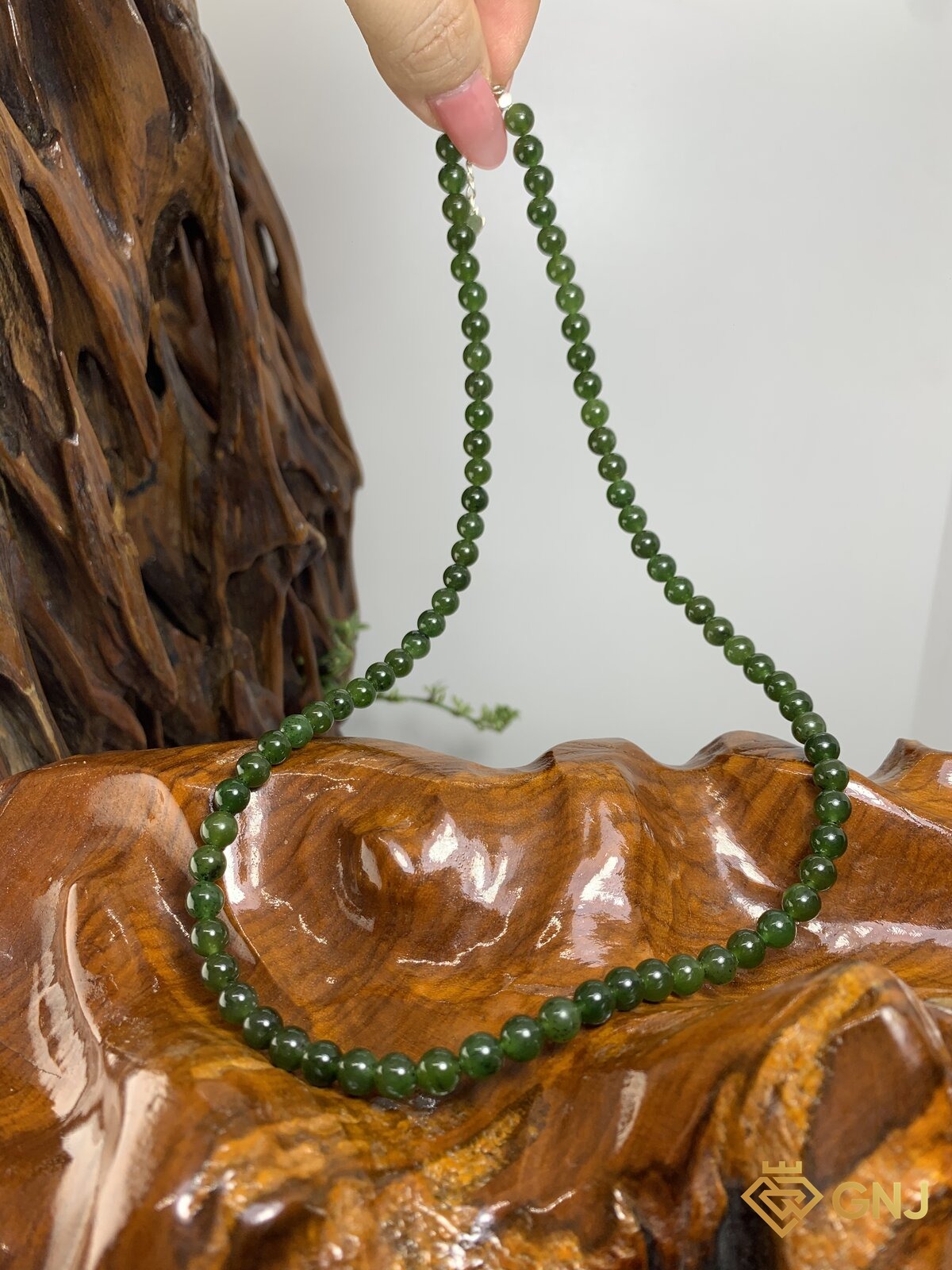 Chuỗi cổ ngọc bích nephrite khóa bạc S925 — cận cảnh khóa bạc S925, ngọc tự nhiên xanh rêu