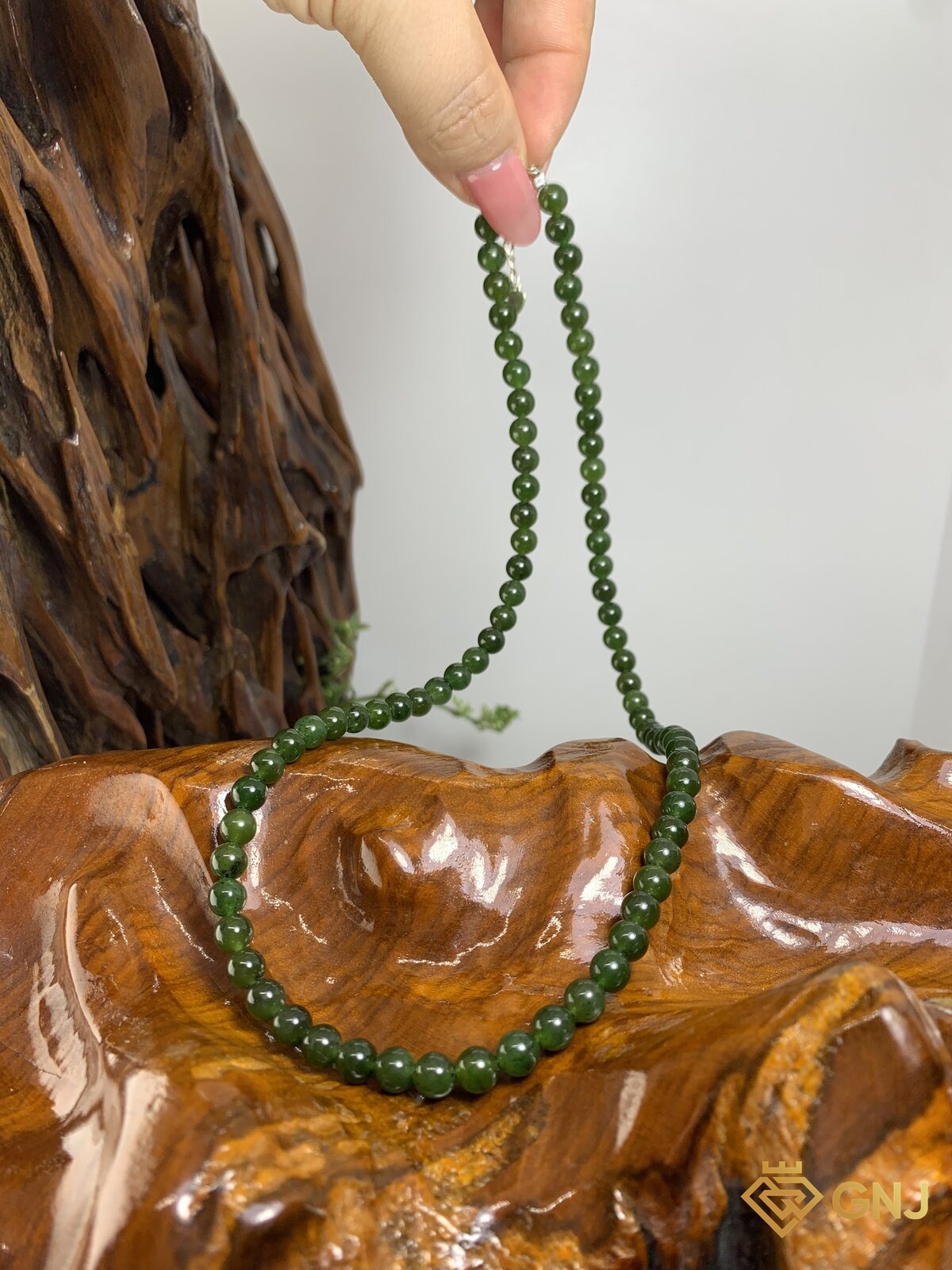 Chuỗi cổ ngọc bích nephrite khóa bạc S925 — chi tiết hạt ngọc, ngọc tự nhiên xanh rêu