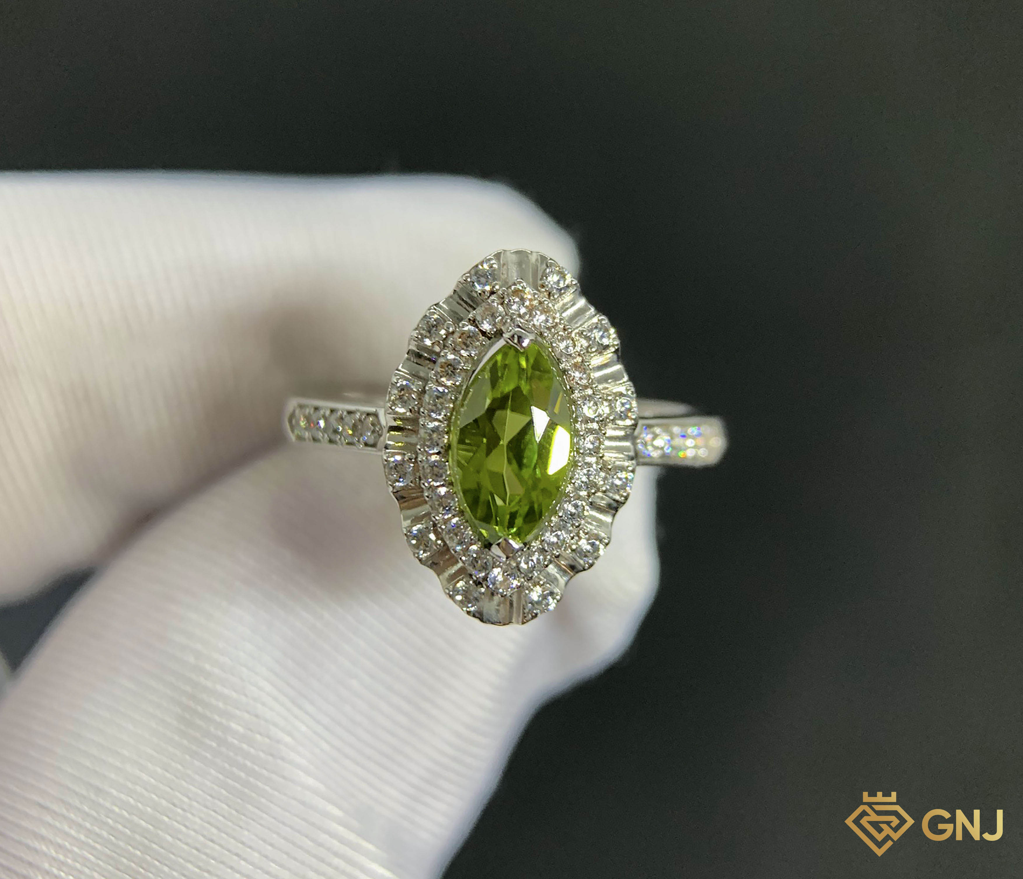 Nhẫn vàng đính đá Peridot tự nhiên, đá bản mệnh hợp người sinh năm 2002
